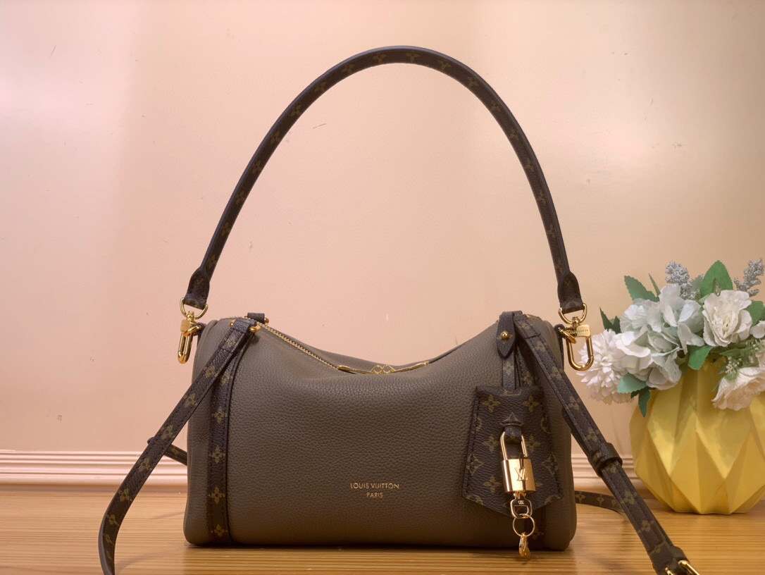 NO:552242,Top original order [EXRESS small handbag] m26039 black m26360 smoke green m26905 ivory white This Exress Sj small handbag can be called an urban luxury product. Its design is inspired by the brand's classic Keeall travel bag. It is carefully made of fine cow leather and decorated with Monogram  Classic pattern edging and lining, paired with metal hardware and the iconic key bag and padlock, reflect the essence of Louis Vuitton's travel tradition. The compact size can store daily belongings and can be switched with multiple carrying methods to suit modern urban life. Dimensions 17 x 13.5 x 26 cm 6517075 (H x W x L) (H x W x L),,louis vuitton,cowhide19860909顶级原单【EXRESS 小号手袋】 m26039 黑色 m26360 烟灰绿 m26905 象牙白 本款 Exress Sj小号手袋堪称都市臻品,其设计灵感源自品牌经典 Keeall 旅行袋.选用细腻牛皮革精心打造,饰以 Monogram 经典花纹镶边与内衬,搭配金属件及标志性钥匙包与挂锁,尽显路易威登旅行传统的精髓.精巧尺寸恰能收纳日常随身物件,多种背法随心切换,契合现代都市生活. 尺寸17 x 13.5 x 26 厘米 6517075 (高 x 宽 x 长度) (高 x 宽 x 长度),,louis vuitton,cowhide,Bag