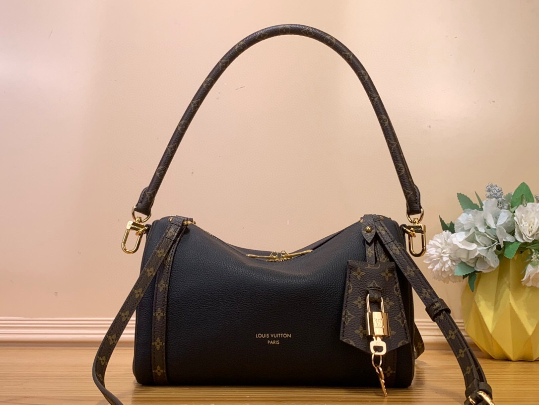 NO:552236,Top original order [EXRESS small handbag] m26039 black m26360 smoke green m26905 ivory white This Exress Sj small handbag can be called an urban luxury product. Its design is inspired by the brand's classic Keeall travel bag. It is carefully made of fine cow leather and decorated with Monogram  The classic pattern edging and lining, paired with metal hardware and the iconic key bag and padlock, reflect the essence of Louis Vuitton's travel tradition. The compact size can store daily belongings and can be switched with multiple carrying methods to suit modern urban life. Dimensions 17 x 13.5 x 26 cm 6517075 (height x width x length),,louis vuitton,cowhide19860909顶级原单【EXRESS 小号手袋】 m26039 黑色 m26360 烟灰绿 m26905 象牙白 本款 Exress Sj小号手袋堪称都市臻品,其设计灵感源自品牌经典 Keeall 旅行袋.选用细腻牛皮革精心打造,饰以 Monogram 经典花纹镶边与内衬,搭配金属件及标志性钥匙包与挂锁,尽显路易威登旅行传统的精髓.精巧尺寸恰能收纳日常随身物件,多种背法随心切换,契合现代都市生活. 尺寸17 x 13.5 x 26 厘米 6517075 (高 x 宽 x 长度),,louis vuitton,cowhide,Bag