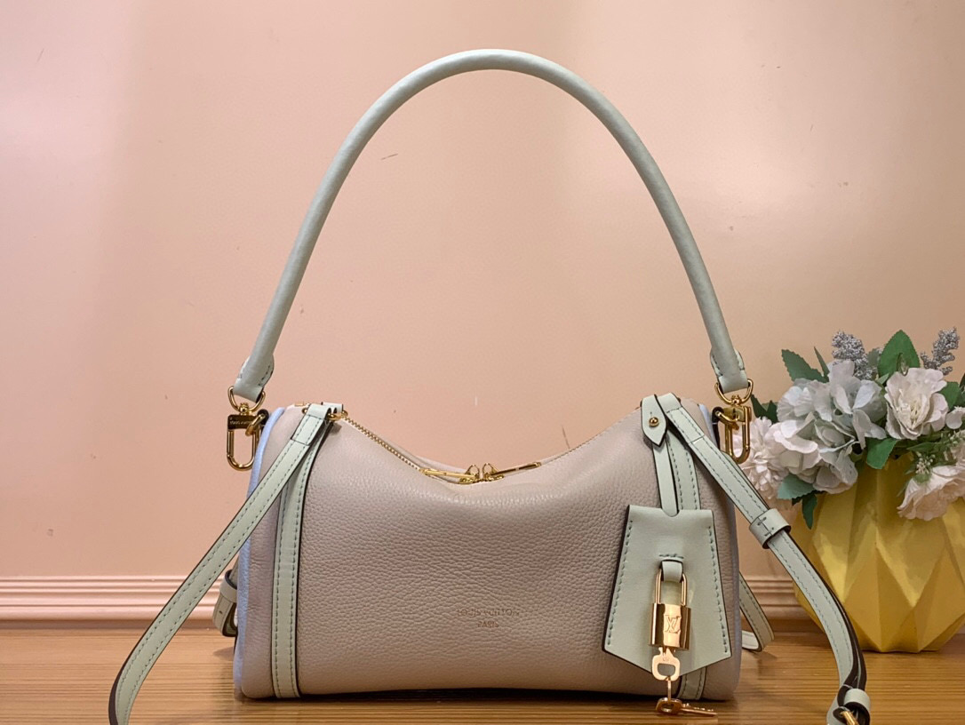 NO:812125,Top original order [EXRESS small handbag] m26039 black m26360 smoke green m26905 ivory white This Exress Sj small handbag can be called an urban luxury product. Its design is inspired by the brand's classic Keeall travel bag. It is carefully made of fine cow leather and decorated with Monogram  The classic pattern edging and lining, paired with metal hardware and the iconic key bag and padlock, reflect the essence of Louis Vuitton's travel tradition. The compact size can store daily belongings and can be switched with multiple carrying methods to suit modern urban life. Dimensions 17 x 13.5 x 26 cm 6517075 (height x width x length),,louis vuitton,cowhide19860909顶级原单【EXRESS 小号手袋】 m26039 黑色 m26360 烟灰绿 m26905 象牙白 本款 Exress Sj小号手袋堪称都市臻品,其设计灵感源自品牌经典 Keeall 旅行袋.选用细腻牛皮革精心打造,饰以 Monogram 经典花纹镶边与内衬,搭配金属件及标志性钥匙包与挂锁,尽显路易威登旅行传统的精髓.精巧尺寸恰能收纳日常随身物件,多种背法随心切换,契合现代都市生活. 尺寸17 x 13.5 x 26 厘米 6517075 (高 x 宽 x 长度),,louis vuitton,cowhide,Bag