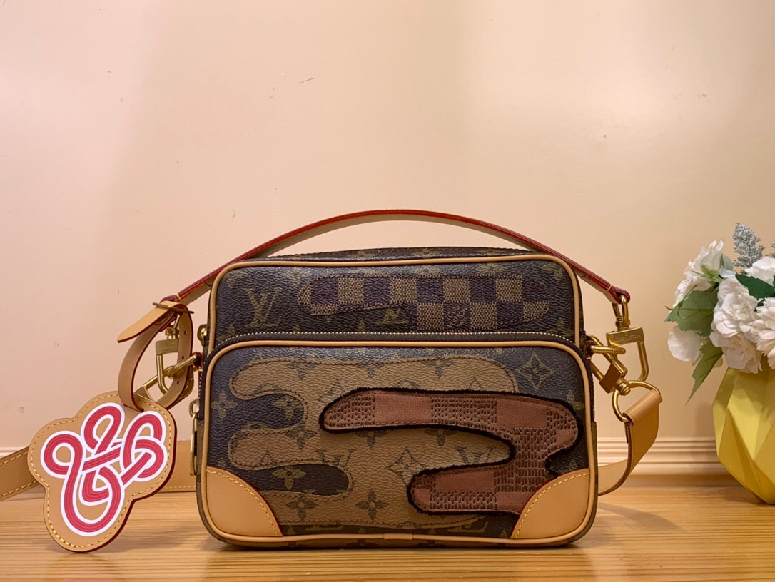 NO:552225,Top original sheet [NIL handbag] m26068 presbyop/color block This Nil crossbody bag incorporates Damier and Monogram Reverse canvas patches to create an elegant collage effect. The spacious main compartment and zippered front pocket ensure easy access and placement, and the removable top handle and shoulder straps enable multiple portability. Size 17.5 x 11 x 25 cm.6517068.. (H x W x Length),,versace,satchels,crossbody bags19860909顶级原单【NIL 手袋】 m26068 老花/ 拼色 本款 Nil 斜挎包为 Monogram Jm帆布包身融入 Damier 和 Monogram Reverse 帆布贴饰,营造雅致拼贴画效果.宽敞主隔层和拉链前袋确保便捷取放,可拆卸顶部手柄和肩带实现多种背携方式. 尺寸17.5 x 11 x 25 厘米.6517068.. (高 x 宽 x 长度),,versace,satchels,crossbody bags,Bag