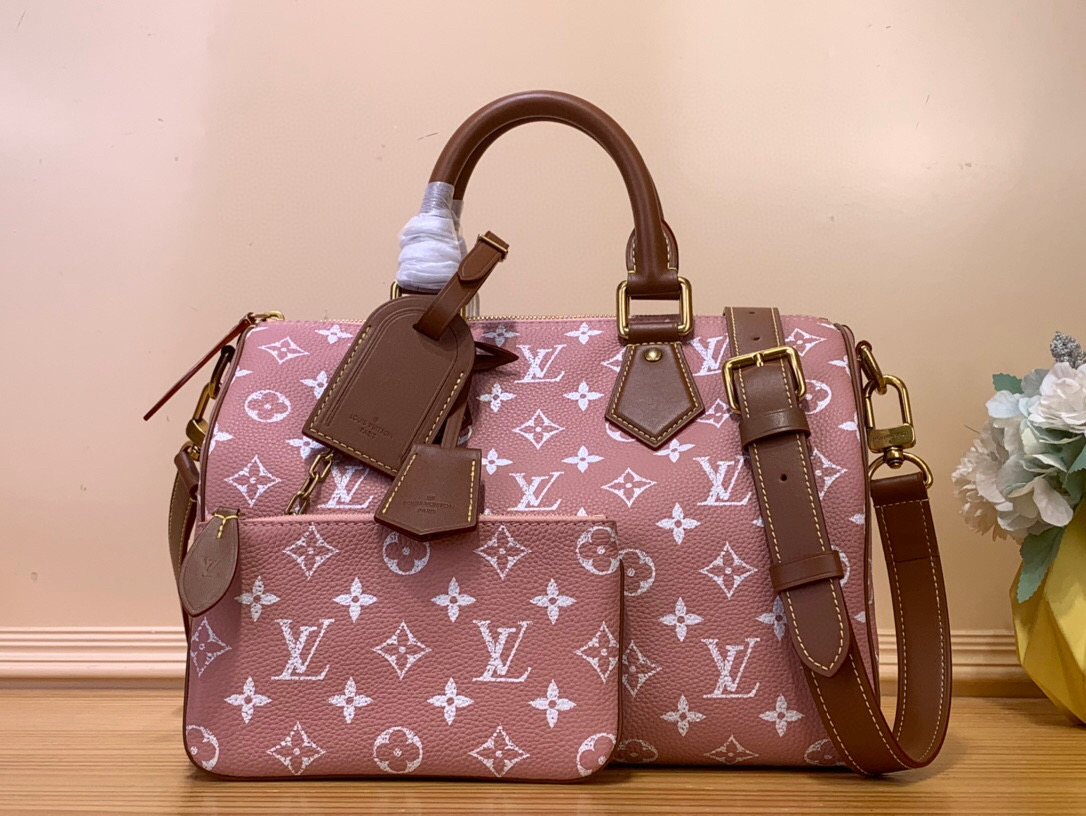 NO:552146,Top original order [Seedy 9 Bandoulière 30 handbag] m14077 green m14067 red m13914 pink m13904 black m14064 light green Seedy 9 Bandoulière  Made of ultra-soft calfskin with Monogram print, the 30 bag is perfectly compact yet roomy enough to hold your daily essentials. Meticulous details, such as the traditional side locks or the premium lambskin lining, are a testament to the craftsmanship of this bag. In addition to the top handle, there is a removable strap. Dimensions 32 x 22.5 x 18 cm, cowhide, sheepskin19860909顶级原单【Seedy 9 Bandoulière 30 手袋】m14077 绿色 m14067 红色 m13914 粉色 m13904 黑色 m14064 淡绿色 Seedy 9 Bandoulière 30包由超柔软的小牛皮制成,带有Monogram印花,尺寸完美紧凑但足够宽敞,可以装下日常必需品.细致的细节,如传统侧锁或优质小羊皮衬里,证明了这款包的精湛工艺.除了顶部手柄外,还有一条可拆卸的带子. 尺寸32 x 22.5 x 18厘米,,cowhide,sheepskin,Bag