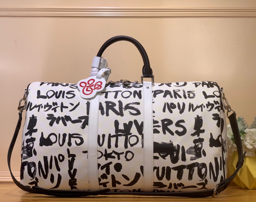NO:552149,The top original item [Keeall Bandoulière 50 travel bag] N40804 white (graffiti) was jointly created by Japanese designers Nigo and harrell Williams Hr. The elegant plaid is laid out on the cow leather, and eye-catching words are written in French and Japanese. The cotton lining pattern witnesses Nigo’s artistic perspective, and the detachable LV Dynasty nameplate highlights the brand identity. Size 29 x 23 x  50cm.7018085,,louis vuitton,cowhide19860909顶级原单【Keeall Bandoulière 50 旅行袋】N40804 白色(涂鸦) 由日本设计师 Nigo 与 harrell Williams Hr联手创作,于牛皮革之上铺陈考究格纹,再以法语和日语抒写瞩目字样.棉质内衬图案见证 Nigo 的艺术视角,可拆卸 LV Dynasty 名牌彰显品牌身份. 尺寸 29 x 23 x 50厘米.7018085,,louis vuitton,cowhide,Bag