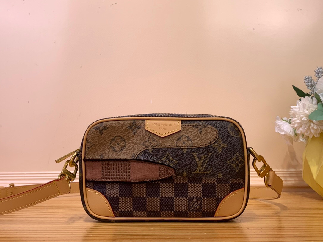 NO:552227,Top original sheet [TROCADRO Mini Handbag] m26020 color block This Trocadéro Mini Handbag is made of coated canvas, illuminating the collage design with Monogram and Damier DB patterns. Reinforce the leather bag corners to establish recognition, continue the inspiration of the crossbody bag created by the brand in the era, and the removable and adjustable shoulder straps enable multiple carrying methods. Size 13 x 6.5 x 20 cm.4815055 (height x width x length),,satchels,crossbody bags19860909顶级原单【TROCADRO 迷你手袋】m26020 拼色 本款 Trocadéro 迷你手袋取材涂层帆布,以 Monogram 和 Damier DB图案点亮拼贴设计.加固皮革包角树立辨识度,延续品牌创作于 年代的斜挎包灵感,可拆卸并调节的肩带实现多种背携方式. 尺寸13 x 6.5 x 20 厘米.4815055 (高 x 宽 x 长度),,satchels,crossbody bags,Bag