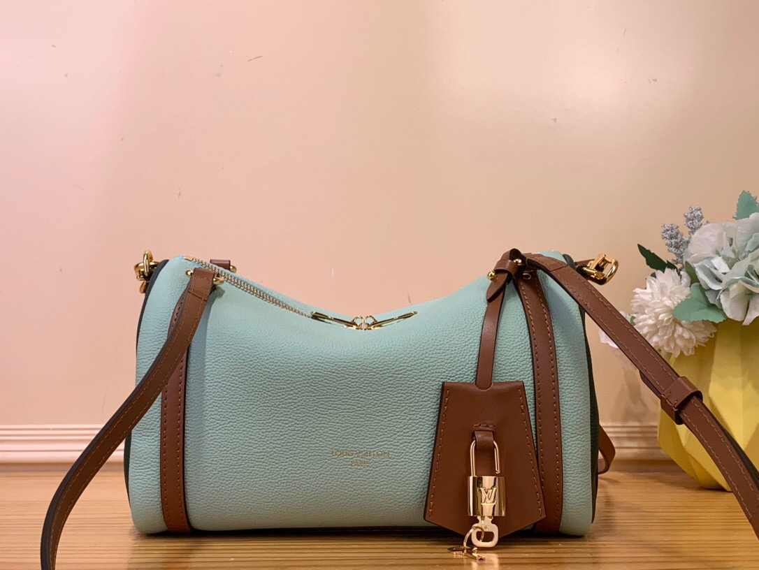 NO:556965,Top original order [EXRESS small handbag] m26039 Red This Exress small handbag is an urban luxury product. Its design is inspired by the brand's classic Keeall jh travel bag. It is carefully made of fine cow leather and decorated with Monogram  Classic pattern edging and lining, paired with metal hardware and the iconic key bag and padlock, show the essence of Louis Vuitton's travel tradition. The compact size is just right for storing daily belongings, and can be switched with multiple carrying methods to suit modern urban life. Dimensions 17 x 13.5 x 26 cm 6517075 (height x width x length),,louis vuitton,cowhide19860909顶级原单【EXRESS 小号手袋】 m26039 红色 本款 Exress 小号手袋堪称都市臻品,其设计灵感源自品牌经典 Keeall jh旅行袋.选用细腻牛皮革精心打造,饰以 Monogram 经典花纹镶边与内衬,搭配金属件及标志性钥匙包与挂锁,尽显路易威登旅行传统的精髓.精巧尺寸恰能收纳日常随身物件,多种背法随心切换,契合现代都市生活. 尺寸17 x 13.5 x 26 厘米 6517075 (高 x 宽 x 长度),,louis vuitton,cowhide,Bag