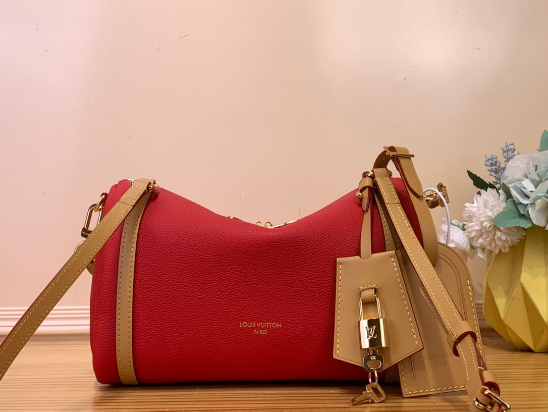 NO:552248,Top original order [EXRESS Small Handbag] m26039 Red This Exress Jh small handbag is an urban luxury product. Its design is inspired by the brand's classic Keeall travel bag. It is carefully made of fine cow leather and decorated with Monogram  The classic pattern edging and lining, paired with metal hardware and the iconic key bag and padlock, reflect the essence of Louis Vuitton's travel tradition. The compact size can store daily belongings and can be switched with multiple carrying methods to suit modern urban life. Dimensions 17 x 13.5 x 26 cm 6517075 (height x width x length),,louis vuitton,cowhide19860909顶级原单【EXRESS 小号手袋】 m26039 红色 本款 Exress Jh小号手袋堪称都市臻品,其设计灵感源自品牌经典 Keeall 旅行袋.选用细腻牛皮革精心打造,饰以 Monogram 经典花纹镶边与内衬,搭配金属件及标志性钥匙包与挂锁,尽显路易威登旅行传统的精髓.精巧尺寸恰能收纳日常随身物件,多种背法随心切换,契合现代都市生活. 尺寸17 x 13.5 x 26 厘米 6517075 (高 x 宽 x 长度),,louis vuitton,cowhide,Bag