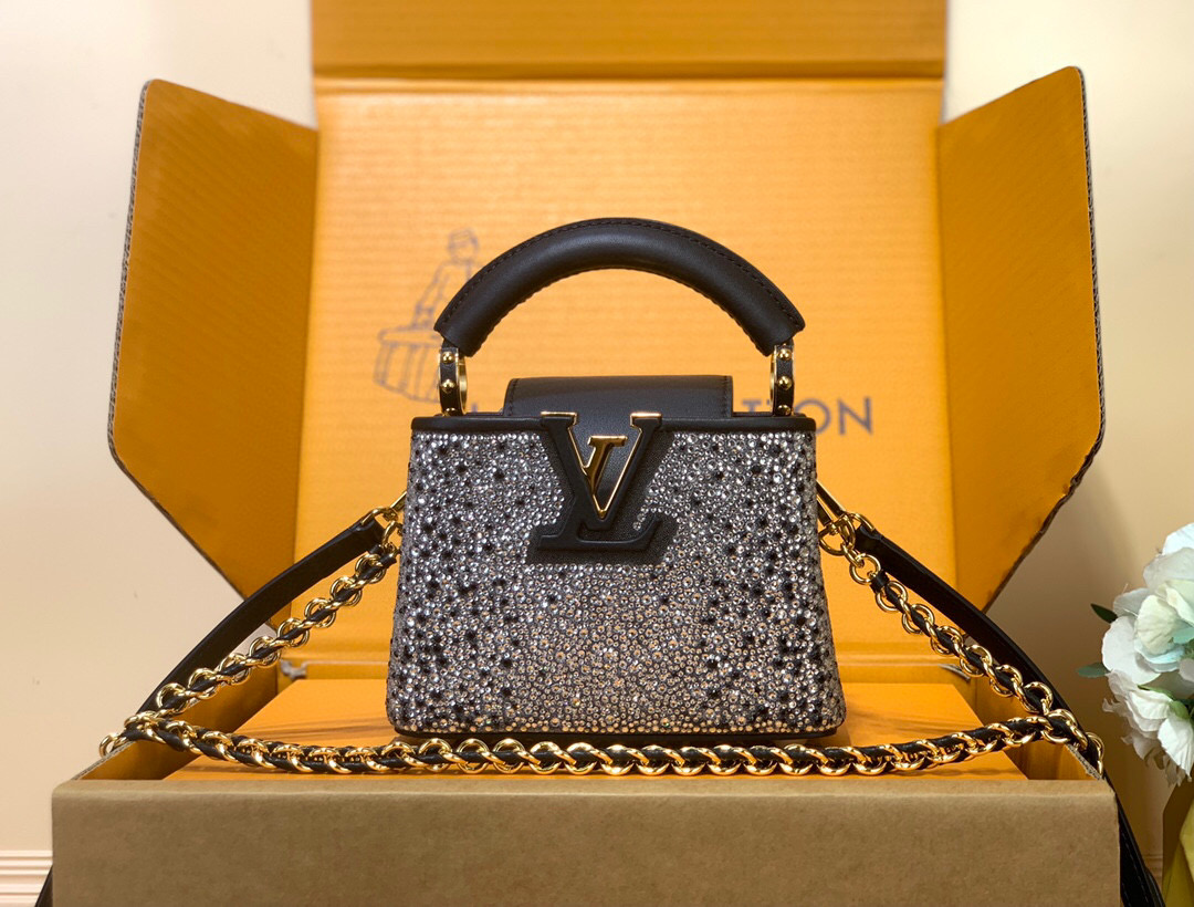 NO:552161,Super duty-free all-steel hardware [capucines nano handbag] M83088 Original imported crystal diamond with original imported crocodile leather pattern Fully hand-made diamond inlaid crystal diamond with cowhide this style pp Capucines East-West Mini handbag comes from Exceptionals LV Sparkle series, lit up with complex design Spring and summer show. Bright cut imitation crystal, all-steel chain is ingeniously sewn into cowhide base, LV letter logo greets the long-standing heritage of the brand. The flap can be externally or in-house, and paired with removable shoulder straps to achieve multiple styling possibilities. Can hold 6.7-inch smartphones, Capucines short wallets, lipsticks and keys The straps are removable and adjustable. The straps are half-length 53.0 cm The straps are half-length adjustable to 58.0 cm  Single handle Size 12× 7× 16 cm 1481,,louis vuitton,cowhide,crocodile skin19860909特级免税全钢五金【capucines nano手袋】M83088 原进口水晶钻 配原进口鳄鱼皮纹 全手工镶钻 水晶钻配牛皮本款 pp Capucines East-West 迷你手袋出自 Exceptionals LV Sparkle 系列,以繁复设计点亮 春夏秀场.璀璨的切割仿水晶,全钢链条匠心缝入牛皮革基底,LV 字母标识致意品牌悠久传承.翻盖可外置或内收,搭配可拆卸肩带实现多种造型可能. 可收纳 6.7 寸智能手机、Capucines 短款钱夹、口红和钥匙 肩带可拆卸,可调节 包带半长53.0 厘米 包带半长可调至58.0 厘米 手柄单手柄 尺寸12× 7× 16厘米 1481,,louis vuitton,cowhide,crocodile skin,Bag