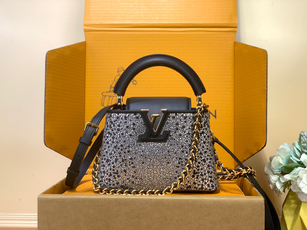 NO:552159,Special duty-free all-steel hardware [capucines mini handbag] M83088 Original imported crystal diamonds with original imported crocodile leather pattern Fully hand-set diamonds Crystal diamonds with cowhide leather This Capucines East-West mini handbag is from the pp Exceptionals LV Sparkle series, lighting up the spring and summer show with complex designs. Brilliant cut imitation crystals, all-steel chains ingeniously sewn into the cowhide base, LV  The letter logo pays tribute to the brand's long heritage. The flip cover can be placed externally or internally, and the detachable shoulder strap allows for a variety of styling possibilities. Can store a 6.7-inch smartphone, Capucines short wallet, lipstick and keys. The shoulder strap is detachable and adjustable. The half-length of the bag is 53.0 cm. The half-length of the bag is adjustable to 58.0 cm.   Handle single handle mini 12 x 8 x 22 cm 1581,,louis vuitton,cowhide,crocodile skin19860909特级免税全钢五金【capucines mini手袋】M83088 原进口水晶钻 配原进口鳄鱼皮纹 全手工镶钻 水晶钻配牛皮本款 Capucines East-West 迷你手袋出自pp Exceptionals LV Sparkle 系列,以繁复设计点亮 春夏秀场.璀璨的切割仿水晶,全钢链条匠心缝入牛皮革基底,LV 字母标识致意品牌悠久传承.翻盖可外置或内收,搭配可拆卸肩带实现多种造型可能. 可收纳 6.7 寸智能手机、Capucines 短款钱夹、口红和钥匙 肩带可拆卸,可调节 包带半长53.0 厘米 包带半长可调至58.0 厘米 手柄单手柄 迷你12 x 8 x 22 厘米 1581,,louis vuitton,cowhide,crocodile skin,Bag