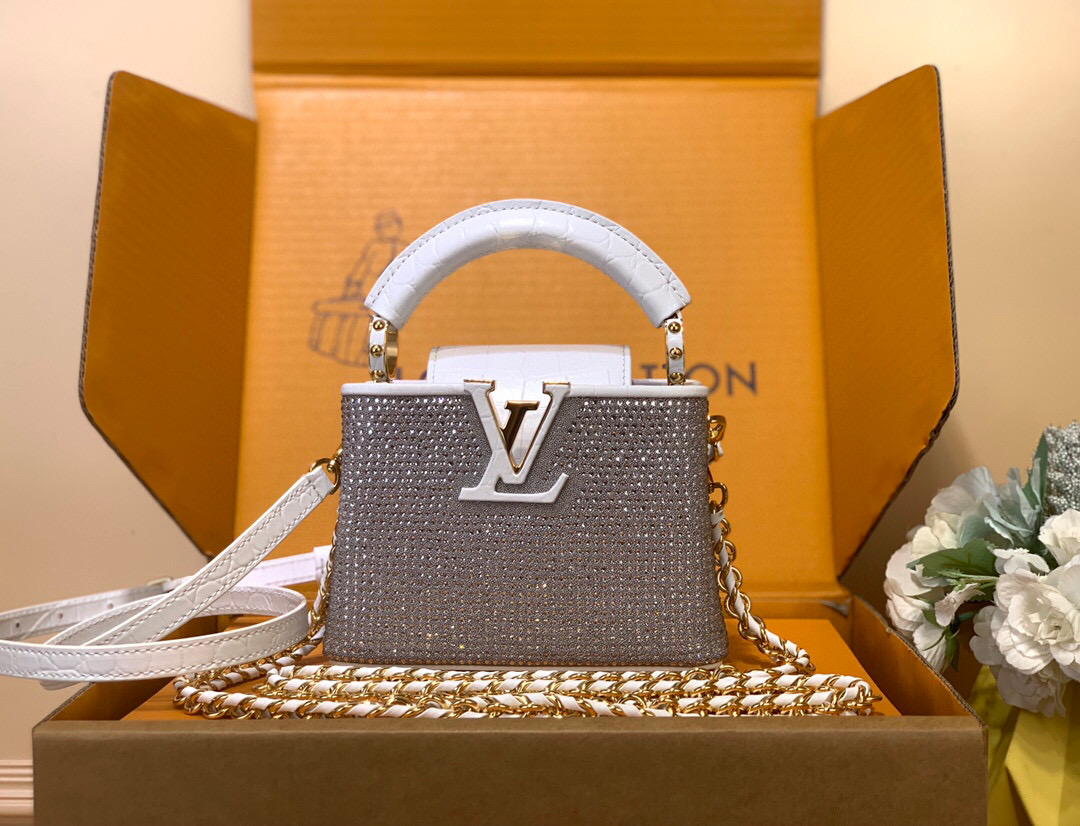 NO:552165,Super duty-free all-steel hardware [capucines nano handbag] M83088 Original imported crystal diamond with original imported crocodile leather pattern Fully hand-made diamond inlaid crystal diamond with cowhide this style pp Capucines East-West Mini handbag comes from Exceptionals LV Sparkle series, lit up with complex design Spring and summer show. Bright cut imitation crystal, all-steel chain is ingeniously sewn into cowhide base, LV letter logo greets the long-standing heritage of the brand. The flap can be externally or in-house, and paired with removable shoulder straps to achieve multiple styling possibilities. Can hold 6.7-inch smartphones, Capucines short wallets, lipsticks and keys The straps are removable and adjustable. The straps are half-length 53.0 cm The straps are half-length adjustable to 58.0 cm  Single handle Size 12× 7× 16 cm 1481,,louis vuitton,cowhide,crocodile skin19860909特级免税全钢五金【capucines nano手袋】M83088 原进口水晶钻 配原进口鳄鱼皮纹 全手工镶钻 水晶钻配牛皮本款 pp Capucines East-West 迷你手袋出自 Exceptionals LV Sparkle 系列,以繁复设计点亮 春夏秀场.璀璨的切割仿水晶,全钢链条匠心缝入牛皮革基底,LV 字母标识致意品牌悠久传承.翻盖可外置或内收,搭配可拆卸肩带实现多种造型可能. 可收纳 6.7 寸智能手机、Capucines 短款钱夹、口红和钥匙 肩带可拆卸,可调节 包带半长53.0 厘米 包带半长可调至58.0 厘米 手柄单手柄 尺寸12× 7× 16厘米 1481,,louis vuitton,cowhide,crocodile skin,Bag