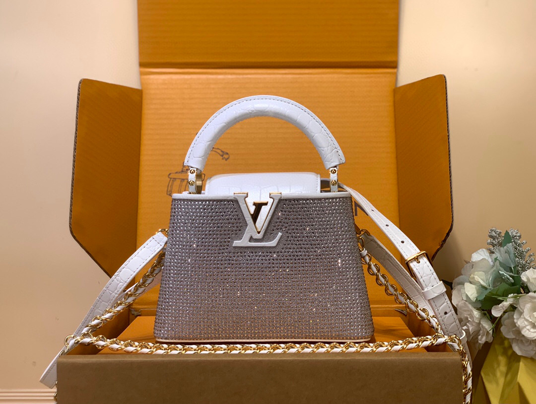 NO:552163,Special duty-free all-steel hardware [capucines mini handbag] M83088 Original imported crystal diamonds with original imported crocodile leather pattern Fully hand-set diamonds Crystal diamonds with cowhide leather This model pp Capucines East-West mini handbag is from the Exceptionals LV Sparkle series, lighting up the spring and summer show with complex design. Brilliant cut imitation crystal, all-steel chain ingeniously sewn into the cowhide base, LV  The letter logo pays tribute to the brand's long heritage. The flip cover can be placed externally or internally, and the detachable shoulder strap allows for a variety of styling possibilities. Can store a 6.7-inch smartphone, Capucines short wallet, lipstick and keys. The shoulder strap is detachable and adjustable. The half-length of the bag is 53.0 cm. The half-length of the bag is adjustable to 58.0 cm.   Handle single handle mini 12 x 8 x 22 cm 1581,,louis vuitton,cowhide,crocodile skin19860909特级免税全钢五金【capucines mini手袋】M83088 原进口水晶钻 配原进口鳄鱼皮纹 全手工镶钻 水晶钻配牛皮本款 pp Capucines East-West 迷你手袋出自 Exceptionals LV Sparkle 系列,以繁复设计点亮 春夏秀场.璀璨的切割仿水晶,全钢链条匠心缝入牛皮革基底,LV 字母标识致意品牌悠久传承.翻盖可外置或内收,搭配可拆卸肩带实现多种造型可能. 可收纳 6.7 寸智能手机、Capucines 短款钱夹、口红和钥匙 肩带可拆卸,可调节 包带半长53.0 厘米 包带半长可调至58.0 厘米 手柄单手柄 迷你12 x 8 x 22 厘米 1581,,louis vuitton,cowhide,crocodile skin,Bag