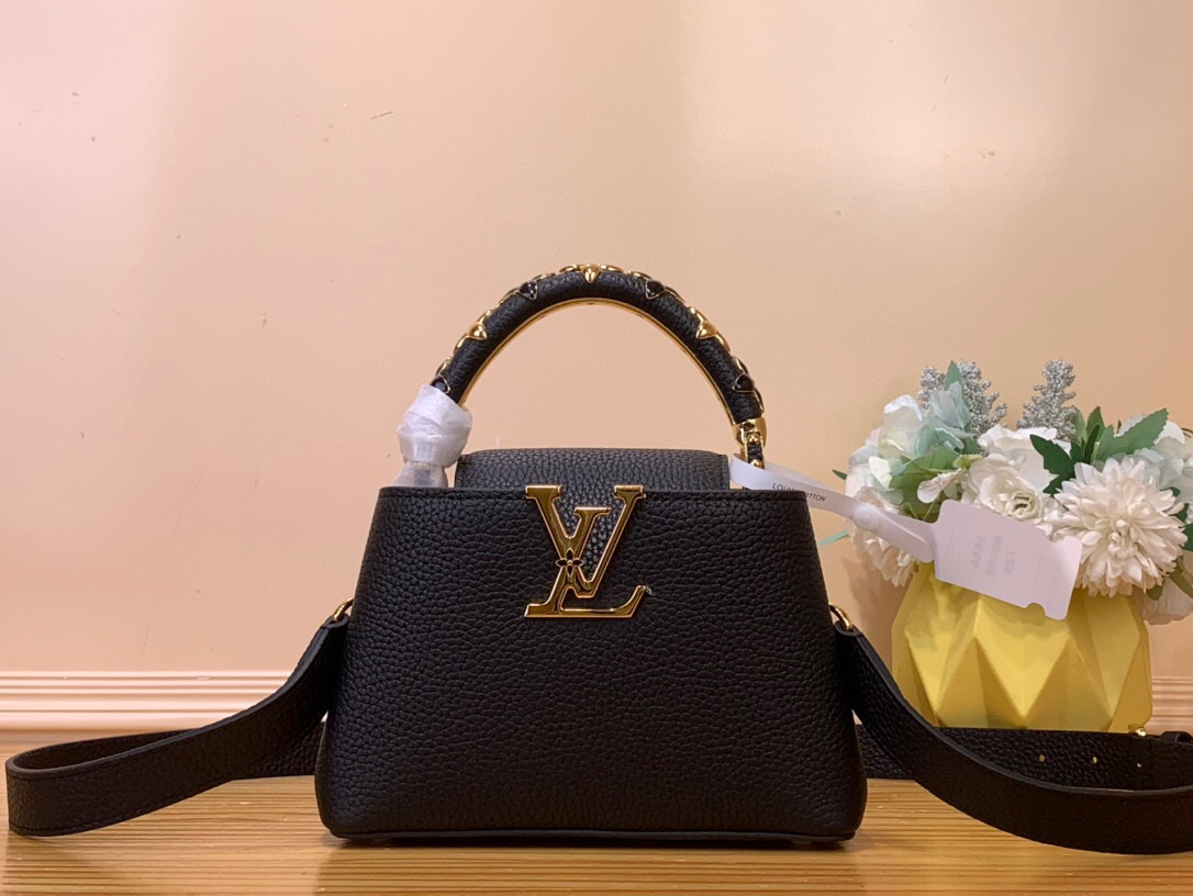 NO:552338,Top original order [Caucines mini handbag] M14976 black M48865 four-leaf clover full leather ca naying style This Caucines Sn mini handbag incorporates exquisite Monogram flowers on the handle, and uses delicate brushstrokes to present the three-dimensional look of the LV logo, injecting eye-catching luster into the soft design. The full-grain Taurillon leather has an exquisite shape that can accommodate smartphones, short wallets and other small items. Size 21 × 14 ×  8 cm.10821150,,louis vuitton19860909顶级原单【Caucines 迷你手袋】M14976黑色 M48865四叶草全皮 ca那英款 本款Caucines Sn迷你手袋 于手柄融入精致Monogram花卉,以细腻笔触呈现LV标识的立体观感,为柔美设计注入夺目光彩.全粒面Taurillon皮革塑造玲珑构型,可容纳智能手机、短款钱夹和其他随行小物. 尺寸21 × 14 × 8 cm.10821150,,louis vuitton,Bag