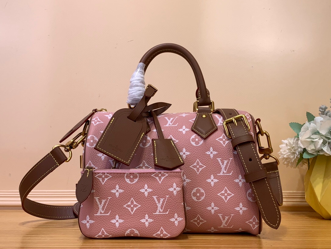 NO:552155,Top original order [SEEDY 9 BANDOULIRE25 Handbag] M24437 M13912 M15287 Nude Pink/Brown This Seedy 9 Bandoulière25 Monogram leather handbag uses soft cow leather to convey a luxurious texture. The Monogram print imitates the Monogram elements on the canvas. Polished metal parts, sheepskin lining and built-in signage highlight creative director Harrell Williams' focus on exquisite details.  Dimensions: 25 x 15 x 15 cm (length x height x width), cowhide, sheepskin19860909顶级原单【SEEDY 9 BANDOULIRE25 手袋】M24437 M13912 M15287裸粉/棕 本款 Seedy 9 Bandoulière25Monogram 皮革手袋以柔软牛皮革传递华贵质感.Monogram 印花临摹帆布上的Monogram 元素.抛光金属件、羊皮革内衬与内置标牌彰显创意总监harrell Williams 对考究细节的专注. 尺寸25 x 15 x15厘米(长度x高x宽),,cowhide,sheepskin,Bag