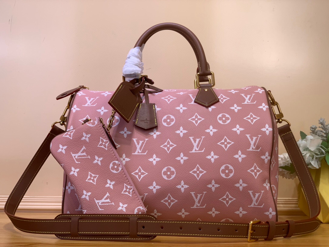 NO:552152,Top original order [SEEDY 9 BANDOULIRE40 handbag] M24417 green M24418 blue M24419 yellow M24420 red M24422 brown M24421 orange M24438 nude pink/brown This Seedy 9 Bandoulière 40 Monogram Leather handbag is soft grained cow leather wrapped with sheep leather lining, with silk screen Monogram  The pattern presents the blurry look of canvas printing, expressing the new season's ingenuity of creative director harrell Williams. Size 40 x 26 x 23 cm (length x height x width),,cowhide,sheepskin19860909顶级原单【SEEDY 9 BANDOULIRE40手袋】M24417绿色 M24418蓝色 M24419黄色 M24420红色 M24422棕色 M24421橙色 M24438裸粉/棕色 本款Seedy 9 Bandoulière 40 Monogram Leather手袋为柔软粒面牛皮革包裹羊皮革内衬,以丝印Monogram 图案呈现帆布印花的迷离观感,道出创意总监harrell Williams的新季巧思. 尺寸40 x 26 x23厘米(长度x高x宽),,cowhide,sheepskin,Bag