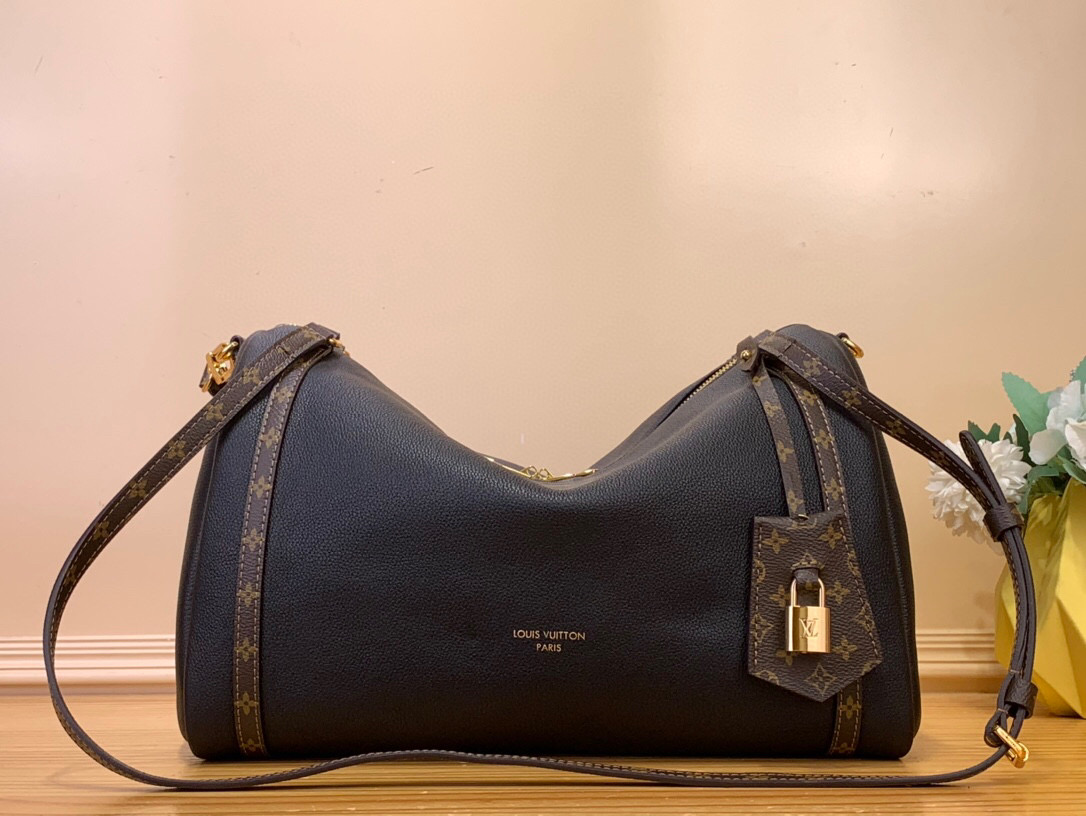 NO:552158,Top original order [EXRESS medium handbag] m26359 black (oiled leather) m26397 black (lychee pattern) m26358 apricot. This season's Exress sj medium handbag is specially designed for modern women. This iconic design uses a cow leather body with Monogram classic canvas trim. Monogram  The jacquard lining pays tribute to the brand's long heritage, making it a perfect choice for urban life. It can be carried in various ways. The key bag and padlock are the finishing touch, adding exquisite details to the overall design. Dimensions: 24 x 18.5 x 36 cm (height x width x length) 7218085,,cowhide19860909顶级原单【EXRESS 中号手袋】 m26359 黑色（油腊皮） m26397 黑色（荔枝纹） m26358 杏色 本季 Exress sj中号手袋专为现代女性匠心打造.本款标志性设计采用牛皮革包身搭配 Monogram 经典帆布饰边.Monogram 提花内衬致敬品牌悠久传承,成就都市生活佳选,可随心切换多种背法.点睛之笔的钥匙包与挂锁,为整体设计增添点睛精妙细节. 尺寸24 x 18.5 x 36 厘米 (高 x 宽 x 长度)7218085,,cowhide,Bag