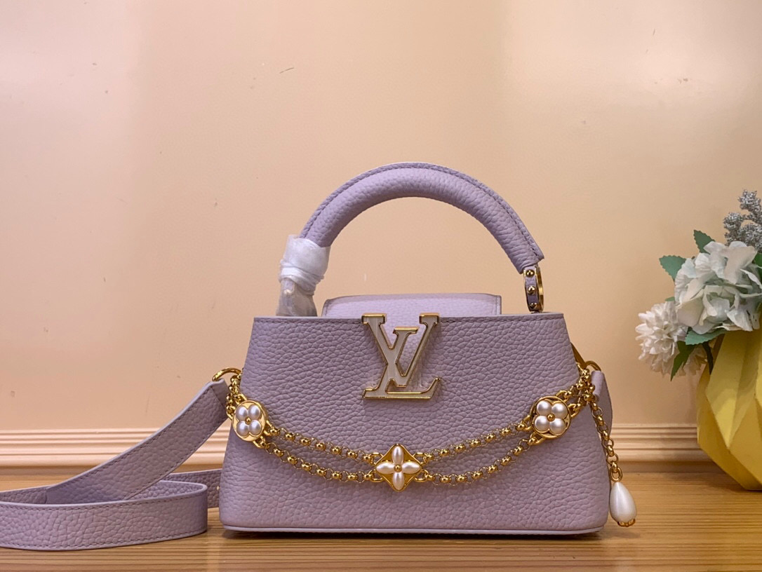 NO:552162,Top original order [CAUCINES EAST-WEST Mini Handbag] m25476 Lilac/Double Chain This Caucines East-West Hl mini handbag is made of Taurillon leather in soft tones, telling the inspiration of the Daydream series. The baroque-style chain is integrated into the shell Monogram flower decoration, suitable for shoulder, cross-body or hand carry. Dimensions 12 x 8 x 22 cm 130121400 (height  x width x length),,cowhide19860909顶级原单【CAUCINES EAST-WEST 迷你手袋】 m25476 淡紫色/ 双链条 本款 Caucines East-West Hl迷你手袋为 Taurillon 牛皮革渲染柔婉色调,讲述 Daydream 系列的灵感启发.巴洛克风格链条融入贝壳 Monogram 花卉装饰,肩背、斜挎或手提皆宜. 尺寸12 x 8 x 22 厘米 130121400 (高 x 宽 x 长度),,cowhide,Bag
