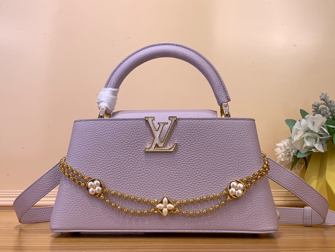 NO:552160,Top original order [CAUCINES EAST-WEST BB handbag] m25476 lilac/double chain This Caucines East-West HL mini handbag is made of Taurillon leather in soft tones, telling the inspiration of the Daydream series. The baroque-style chain is integrated into the shell Monogram flower decoration, suitable for shoulder, cross-body or hand carry. Size 33x19x9 cm  140121450,,cowhide19860909顶级原单【CAUCINES EAST-WEST BB手袋】 m25476 淡紫色/ 双链条 本款 Caucines East-West Hl迷你手袋为 Taurillon 牛皮革渲染柔婉色调,讲述 Daydream 系列的灵感启发.巴洛克风格链条融入贝壳 Monogram 花卉装饰,肩背、斜挎或手提皆宜. 尺寸33x19x9厘米 140121450,,cowhide,Bag