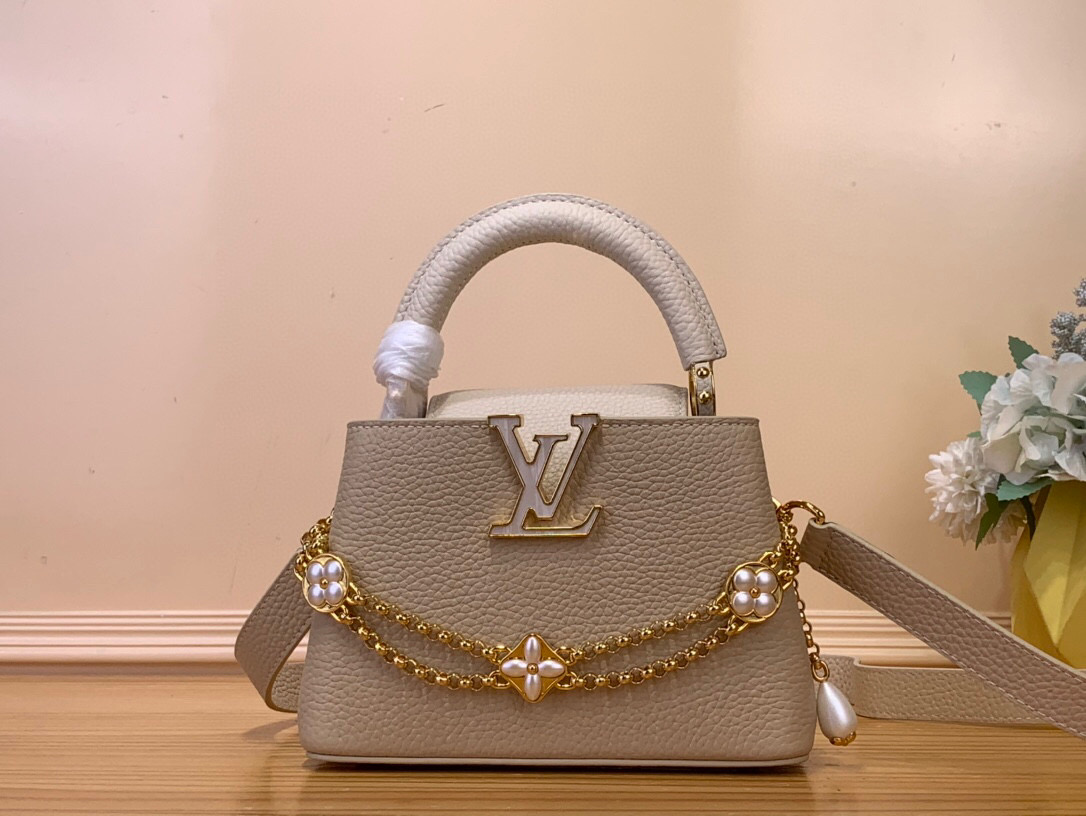 NO:552177,New arrival, top original order [CAUCINES BB handbag] m25461 apricot with white/double chain. This Caucines BB Hl handbag is from the Daydream series. It uses Taurillon leather to render elegant tones and cleverly pays tribute to the classic shell necklace. Monogram flowers light up the baroque style chain, LV letter logo and lustrous beads add sparkle. Size 21x14x8 cm  130121400,,louis vuitton,necklace,cowhide19860909新款到货 顶级原单【CAUCINES BB 手袋】 m25461 杏色拼白色/ 双链条 本款 Caucines BB Hl手袋出自 Daydream 系列,为 Taurillon 牛皮革渲染雅致色调,巧妙致意经典贝壳项链.Monogram 花卉点亮巴洛克风格链条,LV 字母标识与莹润珠饰再添熠熠华彩. 尺寸21x14x8 厘米 130121400,,louis vuitton,necklace,cowhide,Bag