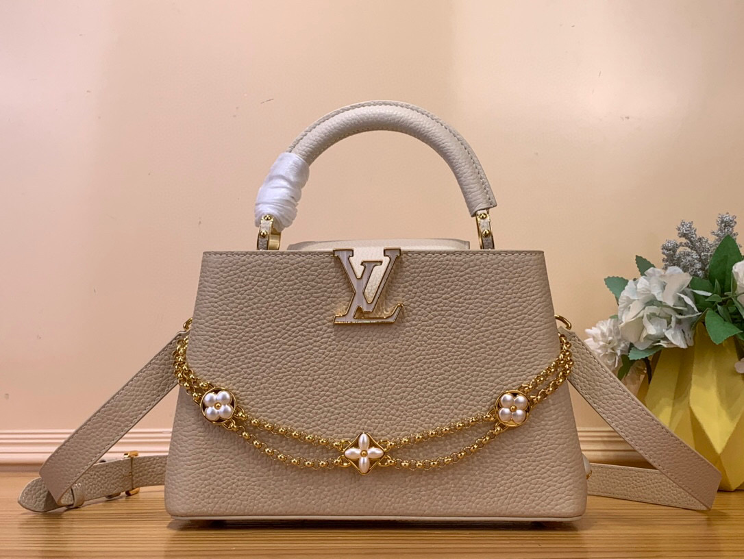 NO:552175,New style arrives Top original list [CAUCINES BB handbag] m25461 apricot color white/double chain This Caucines BB Hl handbag comes from the Daydream series, which renders elegant tones for Taurillon cowhide leather, cleverly greets the classic shell necklace. Monogram flowers illuminate the baroque chain, LV letter logo and shiny beads add to the brilliance. Size 17.3 x 9 x 27 cm 140121450 (height x width x length),,louis vuitton,necklace,cowhide19860909新款到货 顶级原单【CAUCINES BB 手袋】 m25461 杏色拼白色/ 双链条 本款 Caucines BB Hl手袋出自 Daydream 系列,为 Taurillon 牛皮革渲染雅致色调,巧妙致意经典贝壳项链.Monogram 花卉点亮巴洛克风格链条,LV 字母标识与莹润珠饰再添熠熠华彩. 尺寸17.3 x 9 x 27 厘米 140121450 (高 x 宽 x 长度),,louis vuitton,necklace,cowhide,Bag