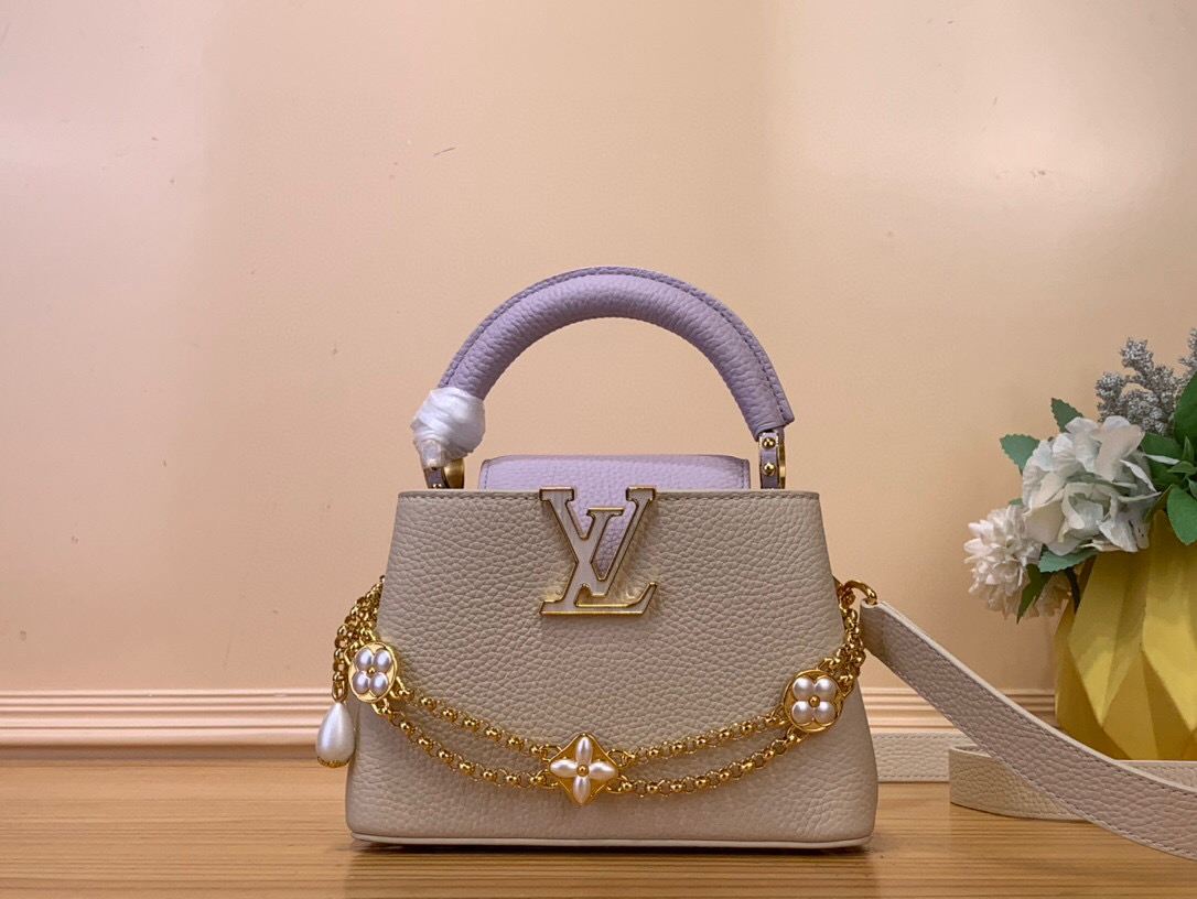 NO:552173,Top original order [CAUCINES mini handbag] m15117 Beige and lilac/double chain Daydream Hl series draws on the dazzling style of Baroque-style jewelry, giving the Caucines mini handbag a sparkling color. Taurillon cow leather creates a classic configuration, and the chain is decorated with shells and Monogram floral decoration. The flap can be placed on the inside or outside, and the detachable shoulder strap provides a variety of carrying options. Size 14 x 8 x 21 cm  130121400 (height x width x length),,cowhide19860909顶级原单【CAUCINES 迷你手袋】 m15117 米黄色拼淡紫色/ 双链条 Daydream Hl系列汲取巴洛克风格珠宝的璀璨格调,赋予 Caucines 迷你手袋熠熠华彩.Taurillon 牛皮革塑造经典构型,链条点缀贝壳 Monogram 花卉装饰.翻盖置于内侧或外侧皆宜,可拆卸肩带提供多种背携选择. 尺寸14 x 8 x 21 厘米 130121400 (高 x 宽 x 长度),,cowhide,Bag