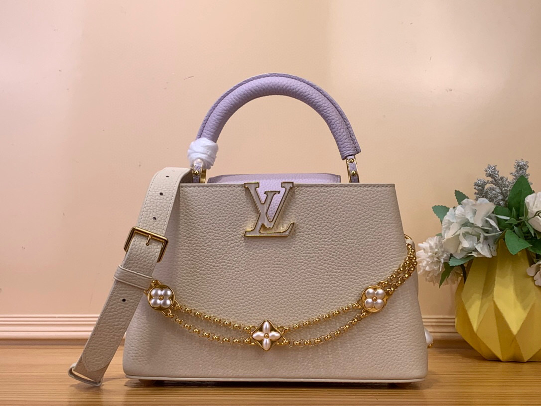 NO:552171,Top original sheet [CAUCINES handbag] m15117 beige spelled lilac/Double-chain Daydream Hl series draws on the brilliant style of Baroque jewelry, giving Caucines mini handbags a brilliant color. Taurillon cowhide leather creates a classic configuration, chain embellishes shells Monogram floral decoration. The flap is suitable for both the inside or the outside, and the removable shoulder straps offer a variety of portable options. Size 27x17.3x9 (cm) 140121450,,cowhide19860909顶级原单【CAUCINES 手袋】 m15117 米黄色拼淡紫色/ 双链条 Daydream Hl 系列汲取巴洛克风格珠宝的璀璨格调,赋予 Caucines 迷你手袋熠熠华彩.Taurillon 牛皮革塑造经典构型,链条点缀贝壳 Monogram 花卉装饰.翻盖置于内侧或外侧皆宜,可拆卸肩带提供多种背携选择. 尺寸27x17.3x9（cm） 140121450,,cowhide,Bag