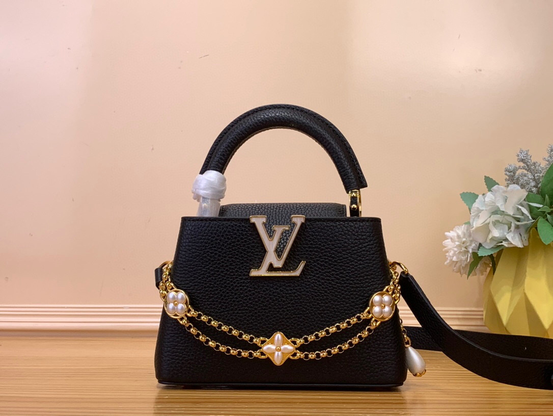 NO:552169,Top original item [CAUCINES mini handbag] m25903 black/double chain The Daydream Hl series draws on the dazzling style of Baroque-style jewelry to give the Caucines mini handbag a sparkling color. Taurillon cow leather has a classic shape, and the chain is decorated with shells and Monogram floral decoration. The flap can be placed on the inside or outside, and the detachable shoulder strap provides a variety of carrying options. Size 14 x 8 x 21 cm  125121350 (height x width x length),,cowhide19860909顶级原单【CAUCINES 迷你手袋】 m25903 黑色/ 双链条 Daydream Hl系列汲取巴洛克风格珠宝的璀璨格调,赋予 Caucines 迷你手袋熠熠华彩.Taurillon 牛皮革塑造经典构型,链条点缀贝壳 Monogram 花卉装饰.翻盖置于内侧或外侧皆宜,可拆卸肩带提供多种背携选择. 尺寸14 x 8 x 21 厘米 125121350 (高 x 宽 x 长度),,cowhide,Bag