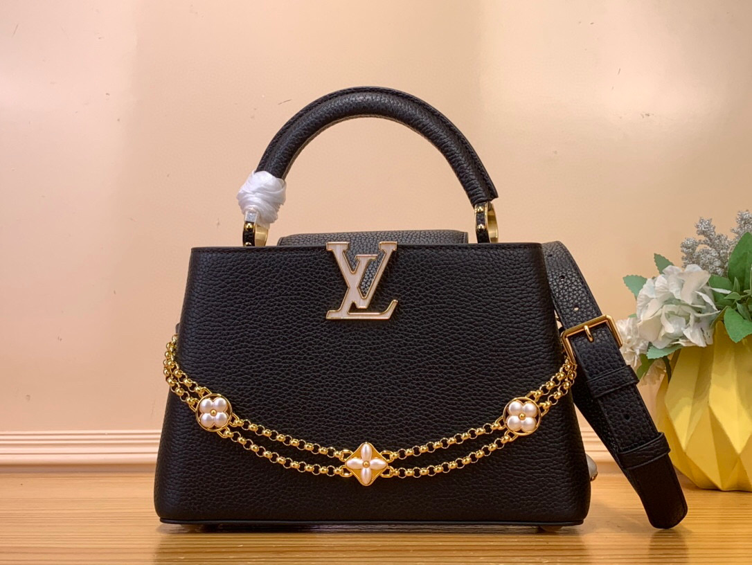 NO:552167,Top original list [CAUCINES BB handbag] m25862 black/double chain This Caucines BB handbag comes from the Daydream series, which renders elegant tones for Taurillon Hl cowhide, cleverly greets the classic shell necklace. Monogram flowers illuminate the baroque chain, LV letter logo and shiny beads add to the brilliance. Size 17.3 x 9 x 27 cm 135121450 (height x width x length),,louis vuitton,necklace,cowhide19860909顶级原单【CAUCINES BB 手袋】 m25862 黑色/ 双链条 本款 Caucines BB 手袋出自 Daydream 系列,为 Taurillon Hl牛皮革渲染雅致色调,巧妙致意经典贝壳项链.Monogram 花卉点亮巴洛克风格链条,LV 字母标识与莹润珠饰再添熠熠华彩. 尺寸17.3 x 9 x 27 厘米 135121450 (高 x 宽 x 长度),,louis vuitton,necklace,cowhide,Bag