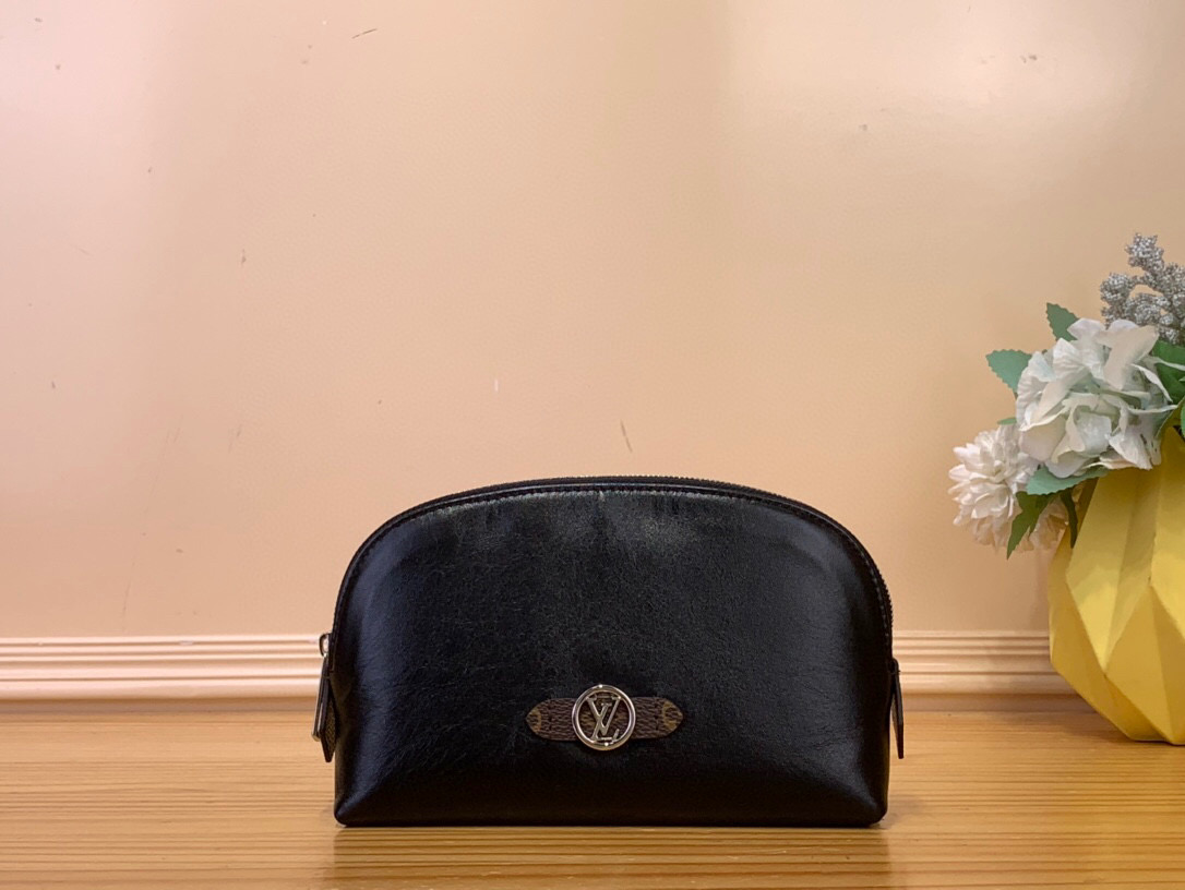 NO:552166,Top original order [ochette Cosmétique small cosmetic bag] M15206 small size (black leather) This ochette Cosmétique Ms small cosmetic bag is made of sheep leather in classic tones, with smooth texture and exquisite details to release a graceful style. The shiny metal parts and LV Circle logo light up the front, and the zipper opening and built-in pockets allow for secure storage. Dimensions 12 x 6 x 19 cm  2613036 (height x width x length),,louis vuitton,cosmetic bags & cases,sheepskin19860909顶级原单【ochette Cosmétique小号化妆包】M15206小号（黑皮） 本款 ochette Cosmétique Ms小号化妆包为羊皮革渲染经典色调,以柔滑肌理与考究细节释放雍容格调.莹泽金属件和 LV Circle 标识点亮正面,拉链开合与内置口袋实现稳妥收纳. 尺寸12 x 6 x 19 厘米 2613036 (高 x 宽 x 长度),,louis vuitton,cosmetic bags & cases,sheepskin,Bag