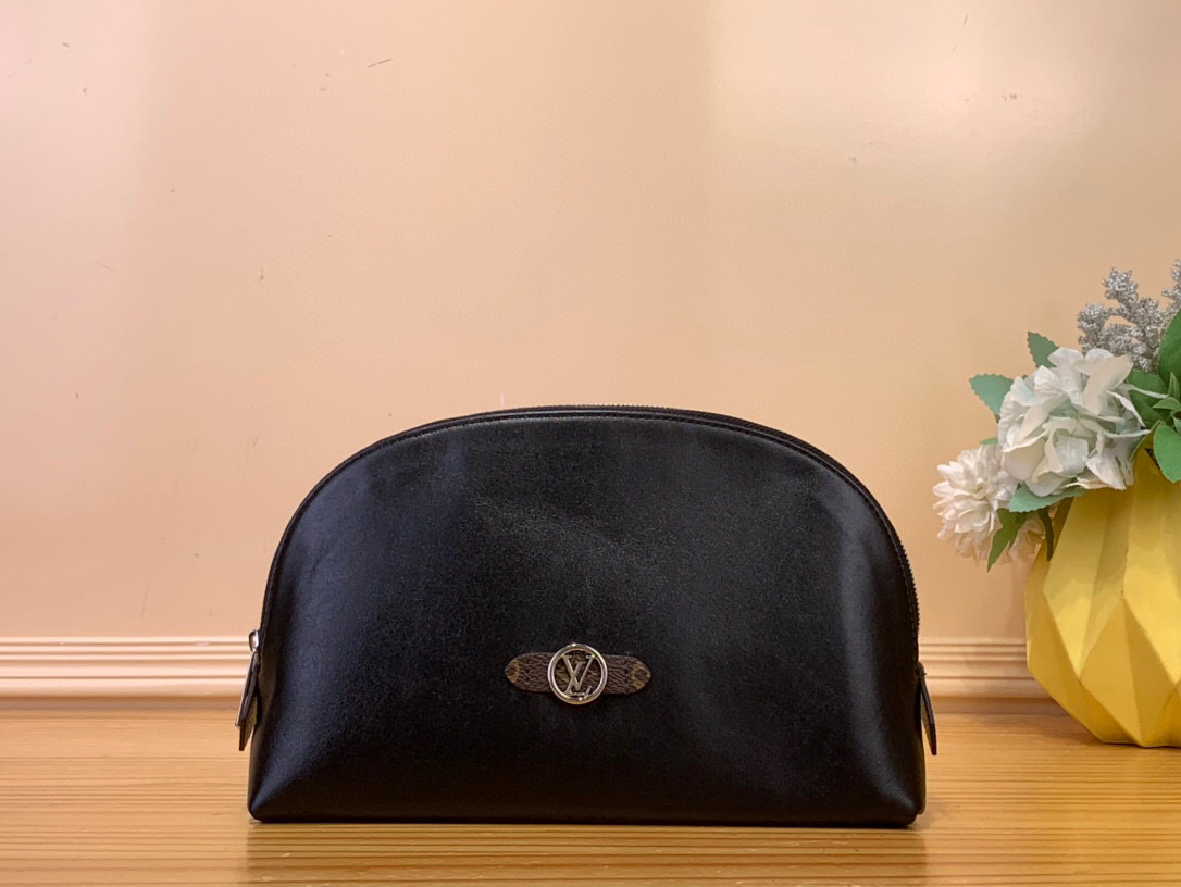 NO:552164,Top original order [ochette Cosmétique Medium Cosmetic Bag] M15206 (Black Leather) This ochette Cosmétique Ms medium cosmetic bag is rendered in classic tones of sheep leather, with smooth texture and exquisite details to release a graceful style. The glossy metal parts and LV Circle logo illuminate the front, and the zipper closure and built-in pocket allow for secure storage. Dimensions 17 x 6 x 24 cm. 2813035  (height x width x length),,louis vuitton,cosmetic bags & cases,sheepskin19860909顶级原单【ochette Cosmétique 中号化妆包】M15206（黑皮） 本款 ochette Cosmétique Ms中号化妆包为羊皮革渲染经典色调,以柔滑肌理与考究细节释放雍容格调.莹泽金属件和 LV Circle 标识点亮正面,拉链开合与内置口袋实现稳妥收纳. 尺寸17 x 6 x 24 厘米.2813035 (高 x 宽 x 长度),,louis vuitton,cosmetic bags & cases,sheepskin,Bag