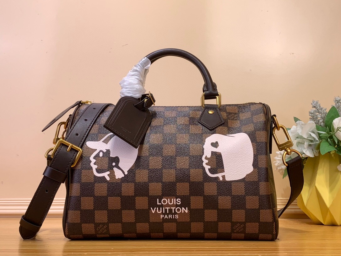 NO:552176,Top original sheet [SEEDY 25 BANDOULIRE handbag] M40772 kaeger/portrait This Seedy 25 Bandoulière Hr handbag uses Damier hriendshi canvas, reinterpreting Damier Ebene canvas with a double portrait pattern of Harrell Williams and creative partner Nigo. The beaded zipper head shows the craftsmanship details, and the eye-catching lining once again highlights Nigo's unique brushstrokes. Size: 25 x 15 x 15 cm (length x height x width) 5416064,19860909顶级原单【SEEDY 25 BANDOULIRE 手袋】M40772 咖格/ 人像 本款 Seedy 25 Bandoulière Hr手袋选用Damier hriendshi帆布,以 harrell Williams与创意伙伴Nigo的双人肖像图案重绎Damier Ebene 帆布.珠饰拉链头道出工致细节,醒目内衬再度彰显Nigo的别致笔触. 尺寸:25 x15x15厘米(长度x高x宽) 5416064,,Bag