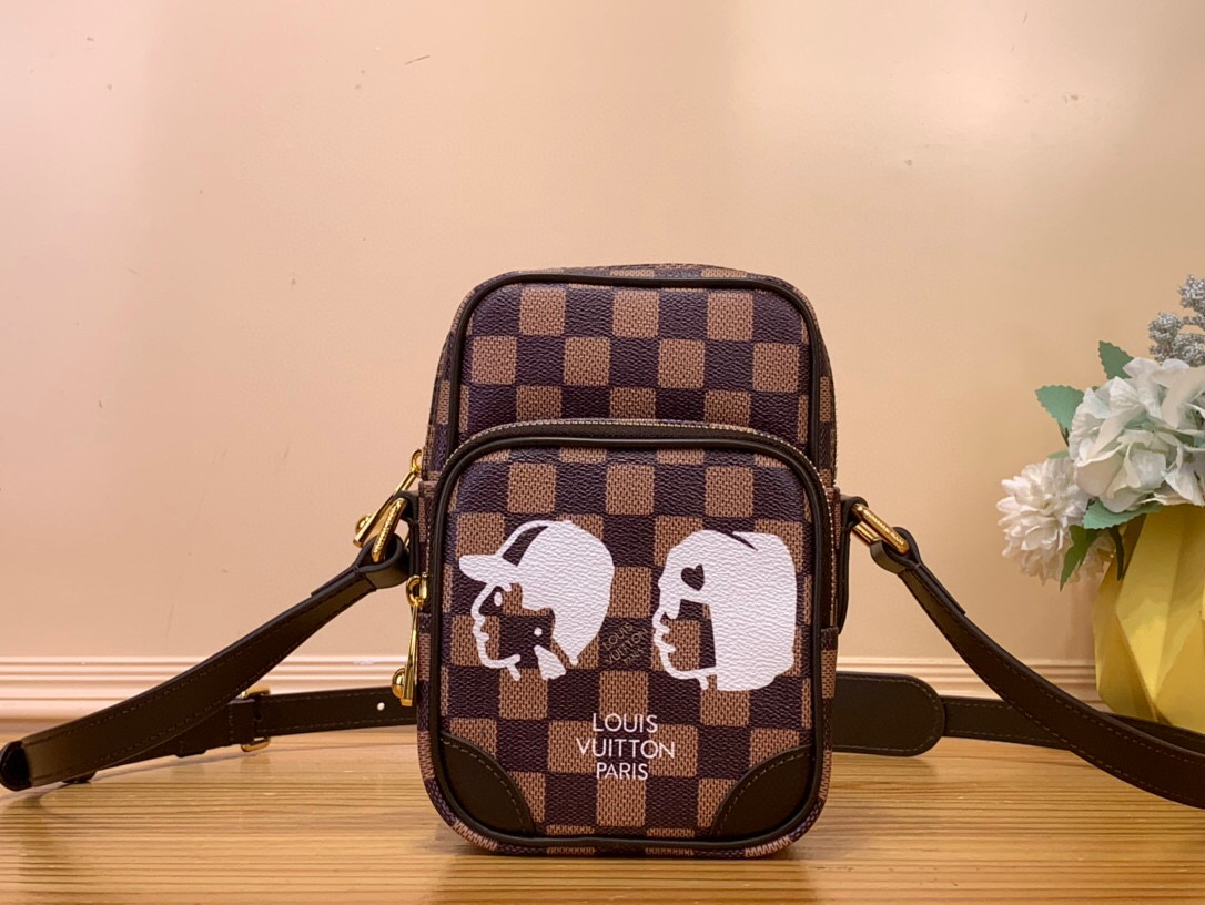 NO:552179,Top original order [AMAZONE handbag] N40768 coffee grid/portrait This Amazone Hr crossbody bag is made of Damier hriendshi canvas, with the portrait pattern of harrell Williams and Japanese designer Nigo witnessing a new interpretation of Damier Ebene printing. The zipper front pocket and main compartment realize functional considerations. Dimensions 20 x8x13.5 cm (height x width x length)  5216065,,satchels,crossbody bags19860909顶级原单【AMAZONE手袋】N40768 咖格/ 人像 本款 Amazone Hr斜挎包取材Damier hriendshi帆布,以 harrell Williams与日本设计师 Nigo的肖像图案见证Damier Ebene 印花的崭新演绎.拉链前袋与主隔层实现功能考量. 尺寸20 x8x13.5 厘米(高x宽x长度) 5216065,,satchels,crossbody bags,Bag