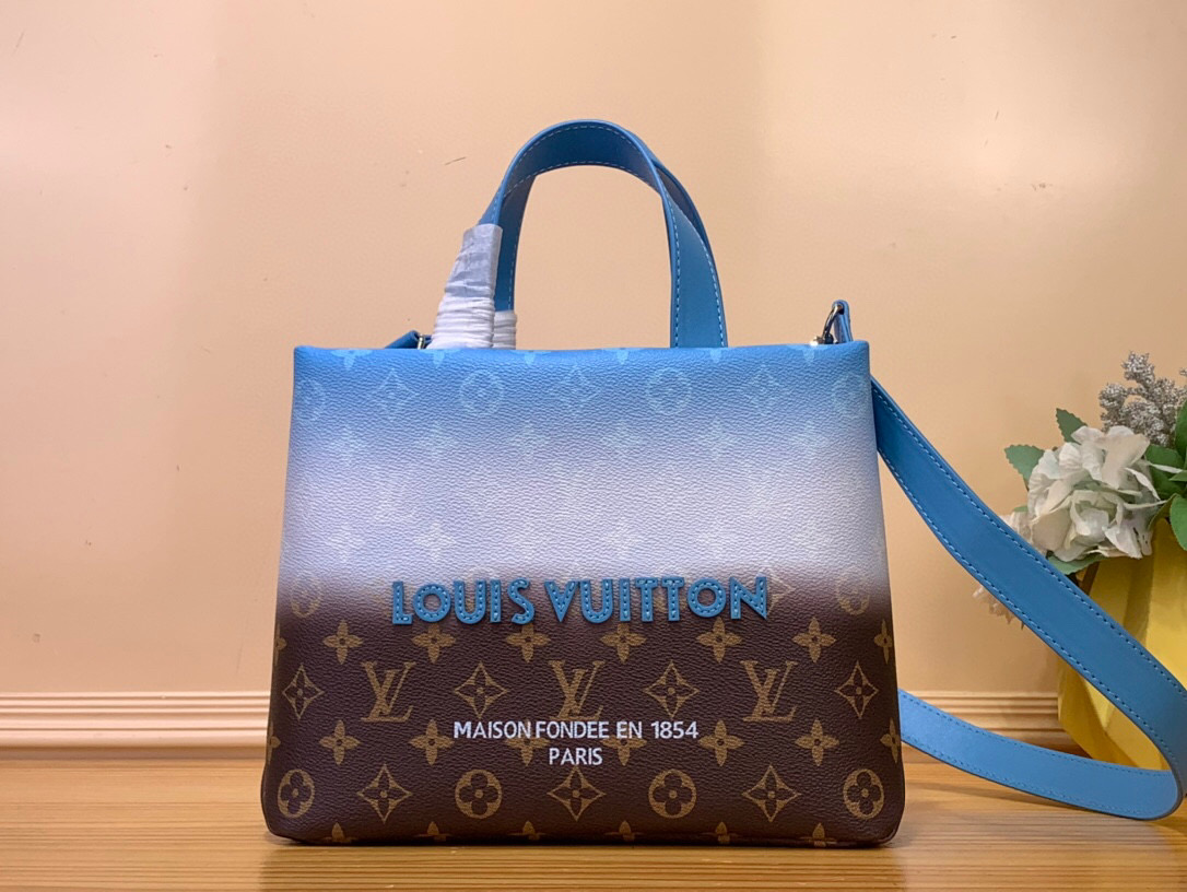 NO:552186,Top original order [MINI SHOER TOTE handbag] m15239 pink m15238 green m15237 yellow blue gradient harrell Williams hr has once again upgraded the iconic design, interpreting the Mini Shoer Tote handbag with cow leather, taking into account the appropriate capacity and fashionable style. The embroidered logo and elegant lining create exquisite details. Size 26 x 10 x 20 cm 5619085 (height  x width x length),,cowhide19860909顶级原单【MINI SHOER TOTE 手袋】 m15239 粉色 m15238 绿色 m15237 黄色 蓝色渐变 harrell Williams hr本次再度升级标志性设计,以牛皮革演绎 Mini Shoer Tote 手袋,兼顾恰宜容量与时尚格调.刺绣标识和雅致内衬共筑考究细节. 尺寸26 x 10 x 20 厘米 5619085 (高 x 宽 x 长度),,cowhide,Bag