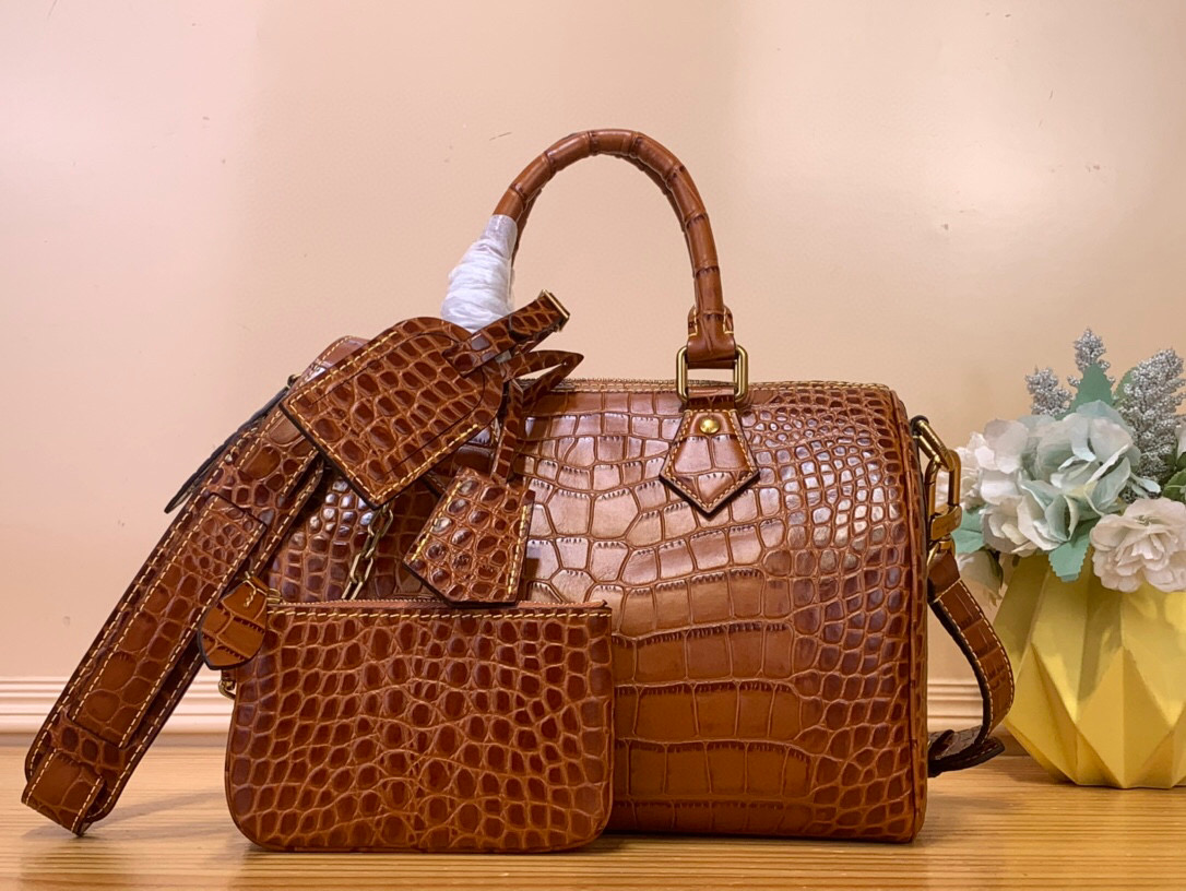 NO:552195,Top original item [SEEDY 9 BANDOULIRE25 handbag] m24425 Brown/Cow leather embossed crocodile pattern This Seedy 9 Bandoulière25 Monogram leather handbag uses soft cow leather to convey a luxurious texture. The Monogram print imitates the Monogram elements on the canvas. Polished metal parts, sheepskin lining and built-in signage highlight creative director Harrell Williams' focus on exquisite details. Size 25 x 15  x15 cm (length x height x width) 120121300,,cowhide,sheepskin19860909顶级原单【SEEDY 9 BANDOULIRE25 手袋】 m24425 棕色/牛皮压鳄鱼纹 本款 Seedy 9 Bandoulière25Monogram 皮革手袋以柔软牛皮革传递华贵质感.Monogram 印花临摹帆布上的Monogram 元素.抛光金属件、羊皮革内衬与内置标牌彰显创意总监harrell Williams 对考究细节的专注. 尺寸25 x 15 x15厘米(长度x高x宽) 120121300,,cowhide,sheepskin,Bag