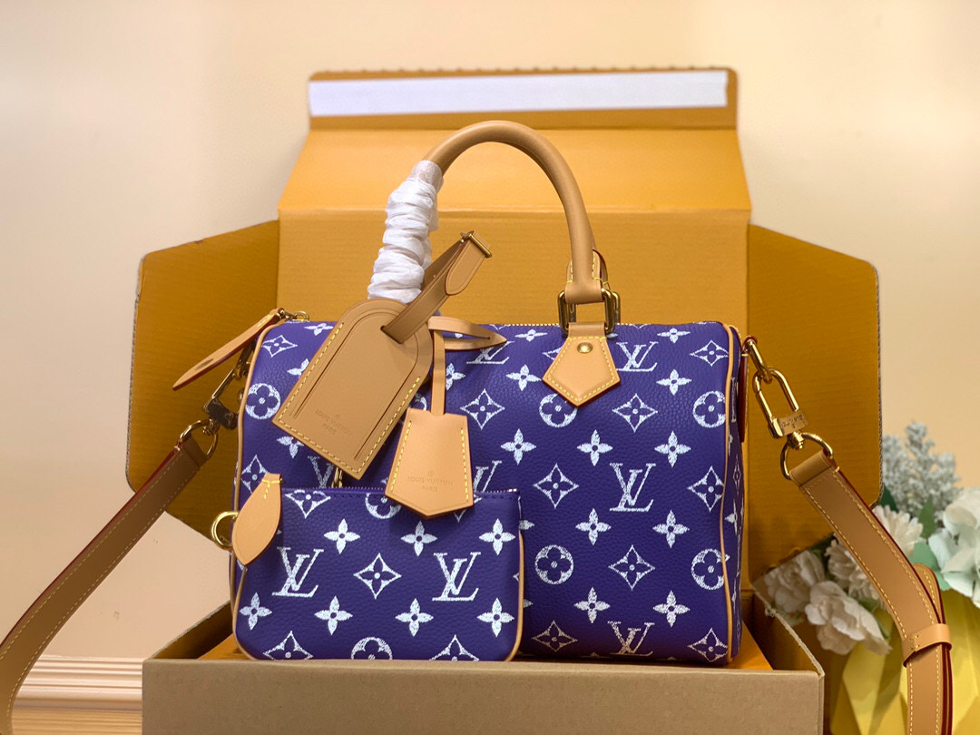 NO:552205,All Steel Duty Free【Sac Seedy 9 Bandoulière 30】 m14077 Brown This Seedy 9 Shoulder 30 bag is made of ultra-flexible calfskin, decorated with Monogram print. Its format is compact and spacious enough to accommodate the necessities of everyday life. Exquisite details such as classic padlocks or lambskin lining on the sides prove the extraordinary expertise of the house. This model comes with an upper handle and removable shoulder straps. Size 32x22.5x18cm 165121750 (L x H x W), cowhide, sheepskin19860909全钢免税【Sac Seedy 9 Bandoulière 30】 m14077 棕色 这款Seedy 9 Shoulder 30包由超柔性小牛皮制成,装饰有Monogram印花.它的格式既紧凑又宽敞,足以容纳日常生活的必需品.精致的细节,如侧面的经典挂锁或小羊皮衬里,证明了房子的非凡专业知识.该型号配有上部手柄和可拆卸肩带. 尺寸32x22.5x18厘米 165121750（长x高x宽）,,cowhide,sheepskin,Bag