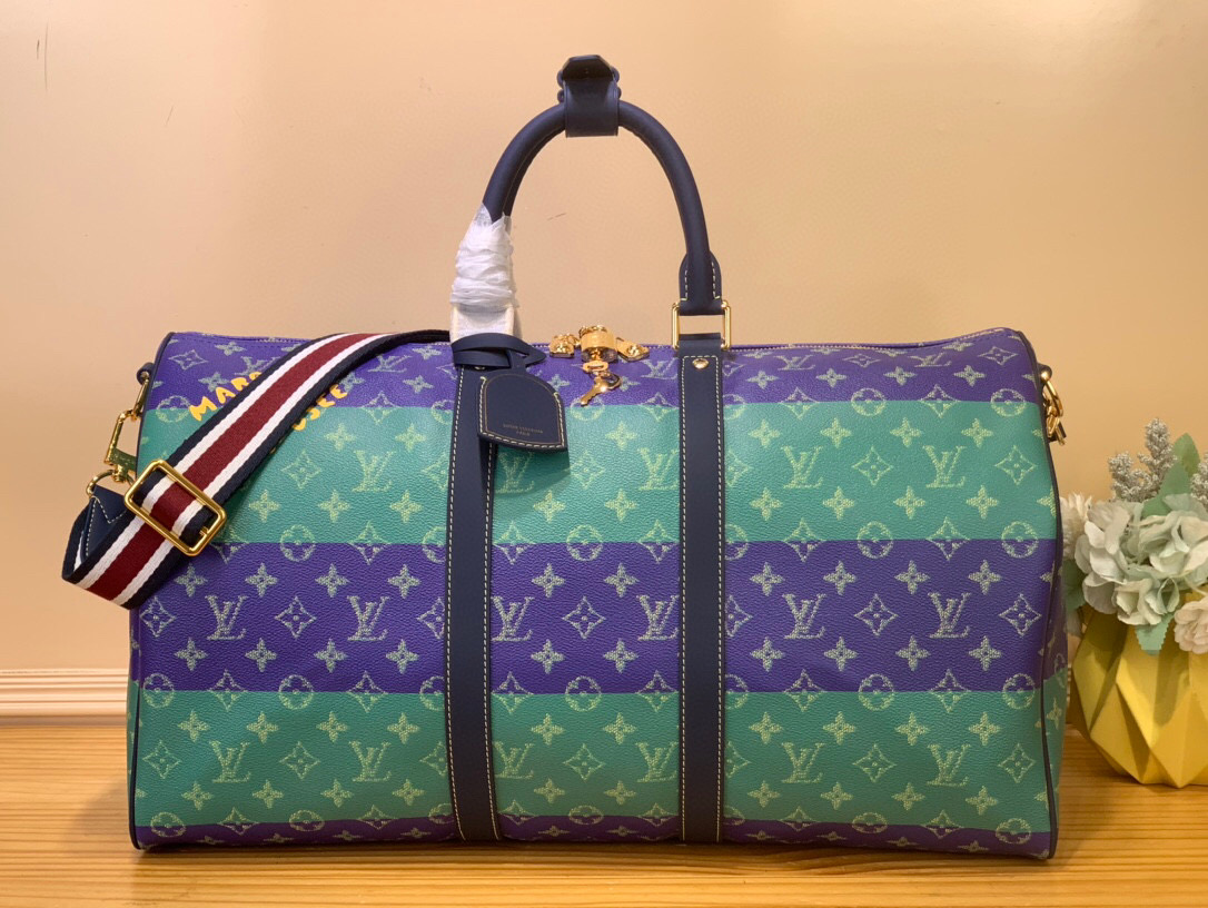 NO:552411,Top original order [Keeall Bandoulière 50 travel bag] M25900 blue and green flower This Keeall Bandoulière 50 travel bag is made of Monogram Hr coated canvas painted with rugby jersey style stripes, cleverly highlighting the Marque L. Vuitton Déosée logo, showing harrell Williams  A cutting-edge reimagining of a classic material. Cowhide top handles and reinforced side straps complete the ensemble, while a detachable striped shoulder strap adds sportiness. Dimensions 29 x 23 x 50 cm 6817075 (H x W x L),,cowhide19860909顶级原单【Keeall Bandoulière 50 旅行袋】M25900 蓝绿花 本款 Keeall Bandoulière 50 旅行袋为 Monogram Hr涂层帆布绘上英式橄榄球运动衫风格条纹,巧妙烘托 Marque L. Vuitton Déosée 标识,展现 harrell Williams 对经典材质的新锐重塑.牛皮革顶部手柄和加固侧带完善整体,可拆卸条纹肩带平添动感活力. 尺寸29 x 23 x 50厘米 6817075 (高 x 宽 x 长度),,cowhide,Bag