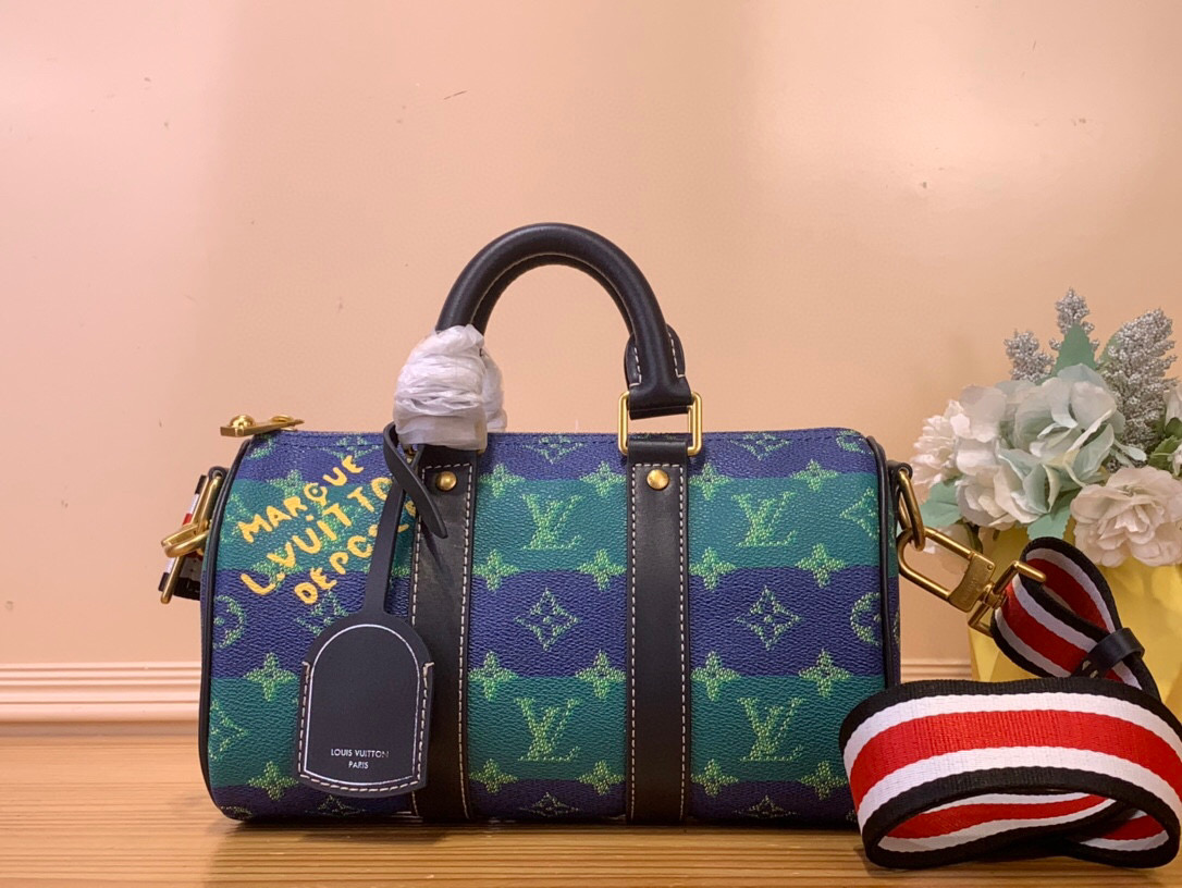 NO:552415,Top original order [Keeall Bandoulière 25 handbag] M25786 blue and green flower Keeall Bandoulière 25 handbag condenses the classic Keeall hr travel bag design, using Monogram Surfin’ canvas created by harrell Williams to interpret urban style. The complex pattern combines colorful summer elements, full of tropical style and retro style, and the detachable shoulder strap and rolled leather handle allow for multiple carrying methods. Size 25.0 x  15.0 x 11.0 cm (length x height x width) 5416065,19860909顶级原单【Keeall Bandoulière 25 手袋】M25786 蓝绿花 Keeall Bandoulière 25 手袋浓缩经典 Keeall hr旅行袋设计,以 harrell Williams 创作的 Monogram Surfin’ 帆布演绎都市型格.繁复图案融合缤纷夏日元素,洋溢热带风情和复古格调,可拆卸肩带和辊压皮革手柄实现多种背携方式. 尺寸25.0 x 15.0 x 11.0 厘米 (长 x 高 x 宽) 5416065,,Bag
