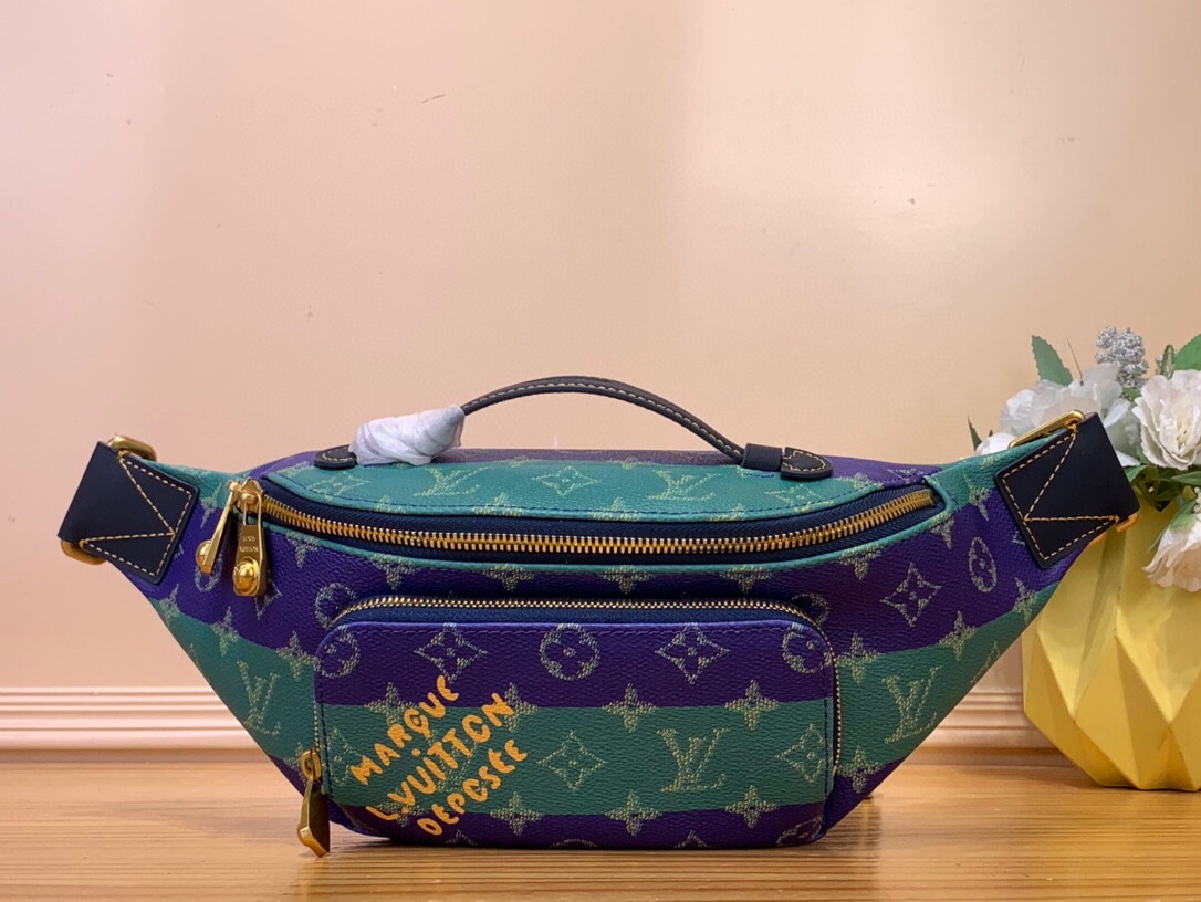 NO:552417,Top original item [ush bumbag waist bag] M25783 blue and green flower Rush waist bag is made of Monogram Heritage canvas, using the new Monogram pattern launched by harrell Williams HR to bring together the brand's classic Damier plaid elements. The front pocket is embellished with the Marque L.Vuitton Déosée logo derived from Damier canvas, and the top handle is equipped with a detachable dog paw bag decoration. Size 30 × 15 x 8  cm6016065,19860909顶级原单【ush bumbag 腰包】M25783 蓝绿花 Rush 腰包取材 Monogram Heritage 帆布,以 harrell Williams hr推出的崭新 Monogram 图案汇聚品牌经典 Damier 格纹元素.前袋点缀源自 Damier 帆布的 Marque L.Vuitton Déosée 标识,顶部手柄配有可拆卸犬掌包饰. 尺寸 30 × 15 x 8 厘米6016065,,Bag