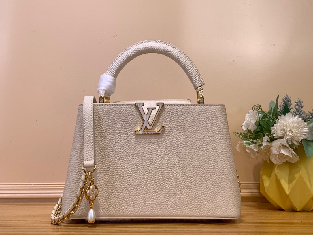 NO:552208,Top original M25611 small Nano handbags are from Caucines Daydream Hl series, and are immersed in modern tones for Taurillon cowhide leather, paired with shell texture elements, iconic LV letters and removable braided chains. The cowhide and snake leather create contrast in contrast. The flip cover provides an external or in-house style, allowing for easy storage of short wallets and small items. Size 27 × 17.3 × 9 cm.125121300,,louis vuitton,cowhide,snakeskin19860909顶级原单 M25611 小号 本款Nano手袋出自Caucines Daydream Hl系列,为Taurillon牛皮革浸染摩登色调,搭配贝壳质感元素、标志性LV字母和可拆卸编织链条.牛皮革和蛇皮革饰边营造撞色反差,翻盖提供外置或内收两式风尚,可轻松收纳短款钱夹和随行小物.尺寸27 × 17.3 × 9 cm.125121300,,louis vuitton,cowhide,snakeskin,Bag