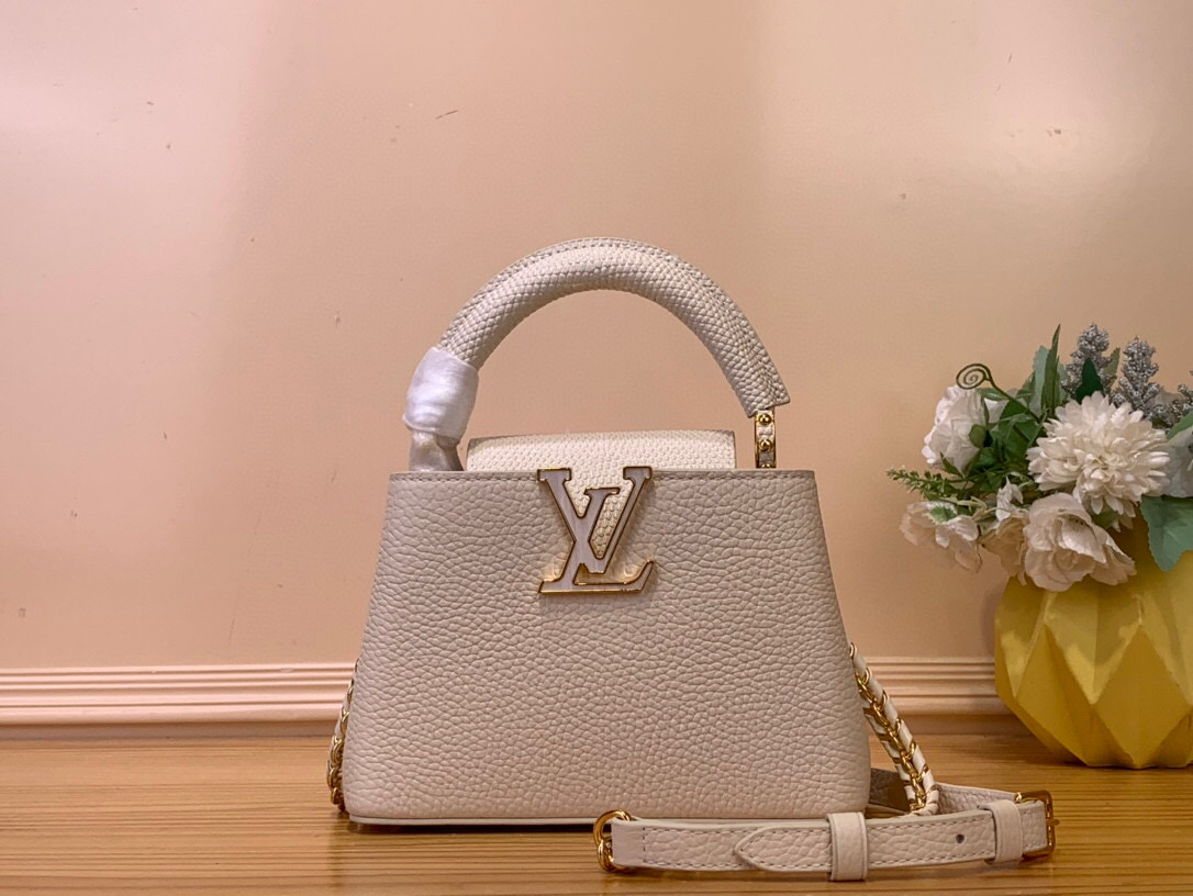 NO:552209,Top Original Order M25611 Mini This Nano handbag is from the Caucines Daydream Hl series. It is made of Taurillon cow leather dipped in modern colors, with shell texture elements, iconic LV letters and a detachable braided chain. The cow leather and snake leather trims create contrasting colors, and the flap provides external or internal styles. It can easily store a short wallet and small items. Size 21 × 14 × 8  cm.115121250,,louis vuitton,cowhide,snakeskin19860909顶级原单 M25611 迷你 本款Nano手袋出自Caucines Daydream Hl系列,为Taurillon牛皮革浸染摩登色调,搭配贝壳质感元素、标志性LV字母和可拆卸编织链条.牛皮革和蛇皮革饰边营造撞色反差,翻盖提供外置或内收两式风尚,可轻松收纳短款钱夹和随行小物.尺寸21 × 14 × 8 cm.115121250,,louis vuitton,cowhide,snakeskin,Bag