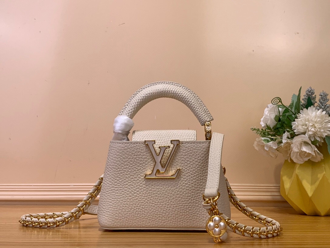 NO:552211,Top Original Order M25611 Super Mini This Nano handbag is from the Caucines Daydream Hl series. It is made of Taurillon cow leather dipped in modern colors, with shell texture elements, iconic LV letters and a detachable woven chain. The cow leather and snake leather trims create contrasting colors, and the flap can be worn externally or internally. It can easily store a short wallet and small items. Dimensions 16.3 × 11 × 6.5  cm.110121250,,louis vuitton,cowhide,snakeskin19860909顶级原单 M25611 超迷你 本款Nano手袋出自Caucines Daydream Hl系列,为Taurillon牛皮革浸染摩登色调,搭配贝壳质感元素、标志性LV字母和可拆卸编织链条.牛皮革和蛇皮革饰边营造撞色反差,翻盖提供外置或内收两式风尚,可轻松收纳短款钱夹和随行小物.尺寸16.3 × 11 × 6.5 cm.110121250,,louis vuitton,cowhide,snakeskin,Bag