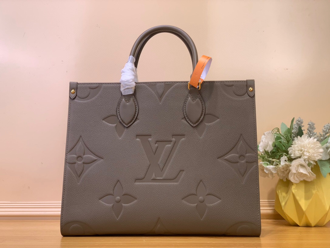 NO:552289,Top Original [Onthego MM Handbag] m25523 Smoked Gray Green This seasonal version of the OnTheGo MM is available in a timeless Smoke Ys colorway that will complement any outfit. It is made from the iconic Monogram Emreinte leather with cowhide trim and exquisite gold hardware. The roomy design is sized for a laptop and other daily essentials and includes several pockets, as well as a removable name tag with mirror. Dimensions 35 x 27 x 14 cm  901981000 (length x height x width),,cowhide19860909顶级原单【Onthego MM手袋】 m25523 烟熏灰绿色 这款OnTheGo MM的季节性版以永恒的Smoke Ys配色提供,与任何服装相得益彰.它由标志性的Monogram Emreinte皮革制成,饰有牛皮装饰和精致的金色五金件.宽敞的设计尺寸适合笔记本电脑和其他日常必需品,包括几个口袋,以及一个带镜子的可拆卸名牌. 尺寸35 x 27 x 14厘米 901981000（长x高x宽）,,cowhide,Bag