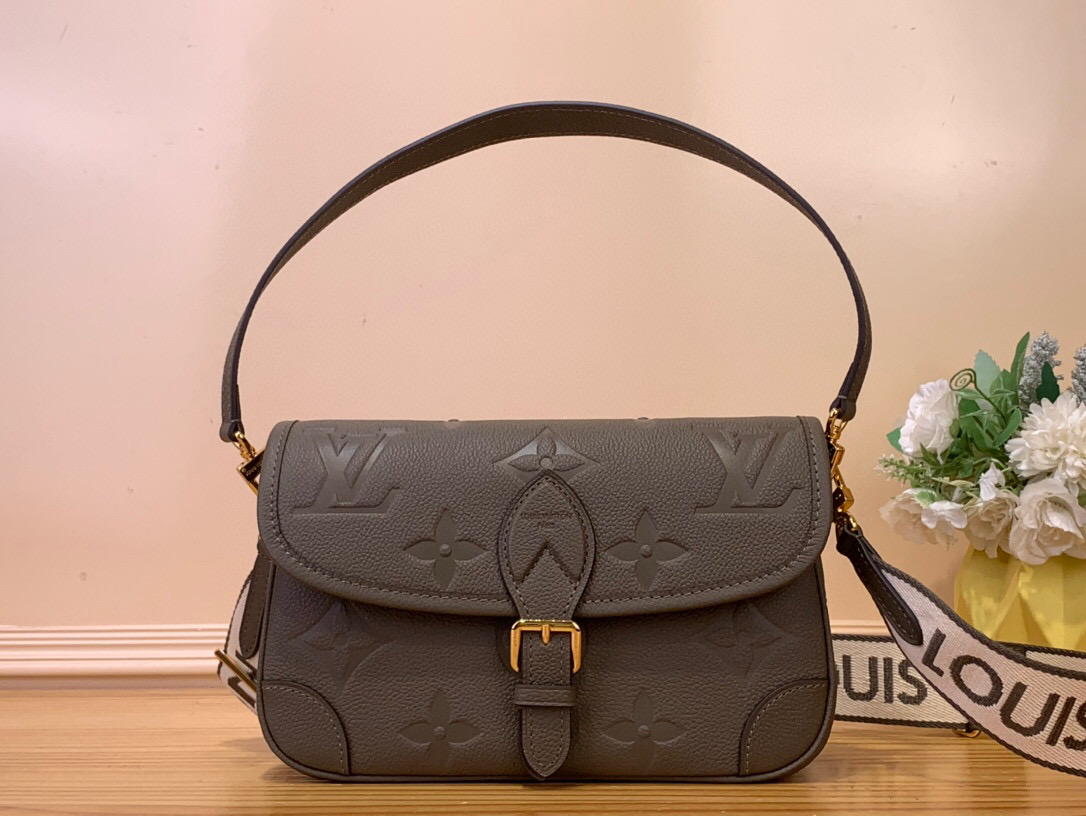 NO:552295,Top Original List [Diane Handbag] m15049 Smoked Ash Green This exquisite Diane handbag shows House ys’ signature Monogram Emreinte leather with a seasonal Smoke palette. It is refined with gold hardware and has a contrasting textile strap that can be removed if needed. Size is suitable for everyday necessities, elegant style opens and reveals a flat zippered pocket that can be worn in many ways. Size 24 x 15 x 9 cm 7819085 (L x H x W),19860909顶级原单【Diane 手袋】 m15049 烟熏灰绿色 这款精致的Diane手提包以季节性的Smoke调色板展示了House ys标志性的Monogram Emreinte皮革.它用金色五金件精炼,并有一个对比鲜明的纺织表带,如果需要的话,可以取下.尺寸适合日常必需品,优雅的风格打开后露出一个扁平的拉链口袋,可以以多种方式穿着. 尺寸24 x 15 x 9厘米 7819085（长x高x宽）,,Bag