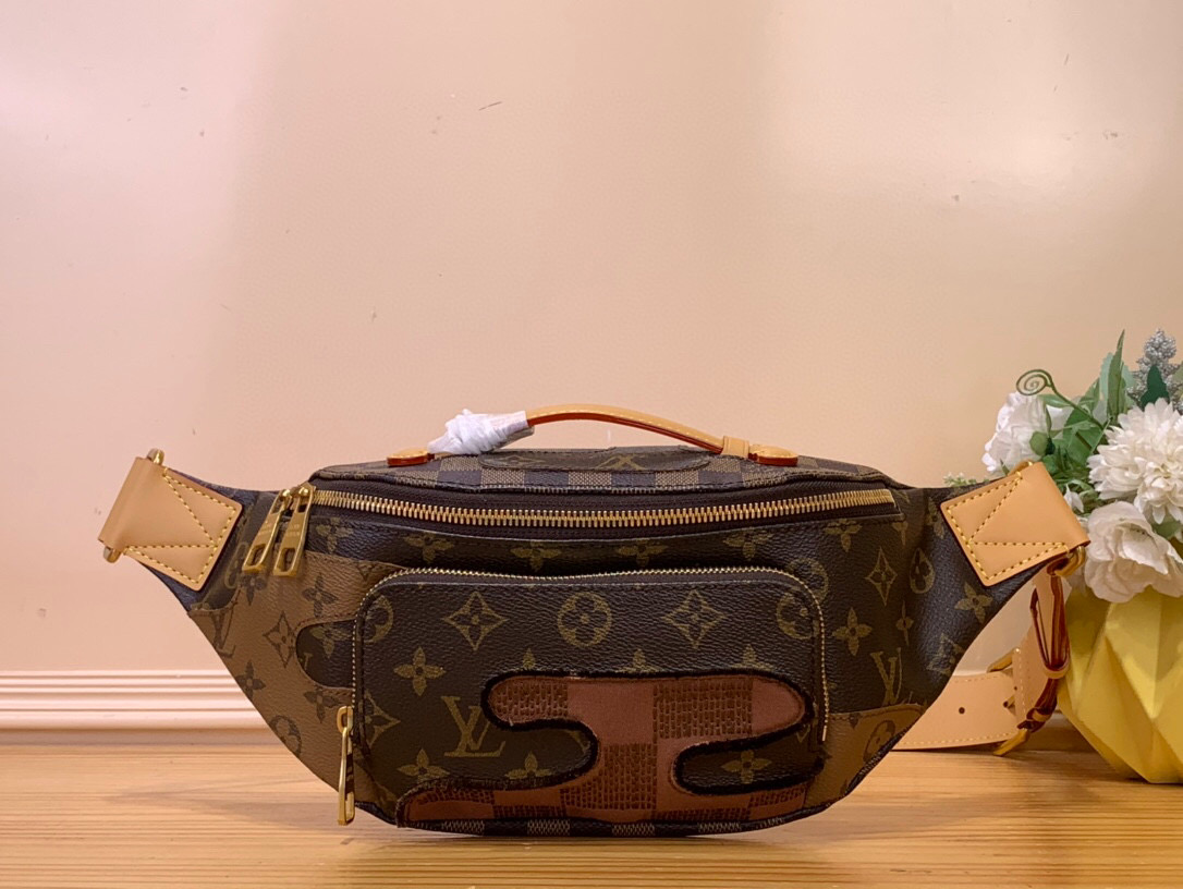 NO:552221,Top original item [RUSH waist bag] m15271 color matching This Rush waist bag is made of deep Monogram jm canvas bag embellished with Damier and Monogram Reverse embroidered patches, making the unique pattern pop out. The adjustable shoulder strap allows you to switch freely between waist, shoulder or cross-body. Dimensions 15 x 8 x 30 cm 5617065 (height x width x length),,versace19860909顶级原单【RUSH 腰包】 m15271 拼色 本款 Rush 腰包为深邃 Monogram jm帆布包身点缀 Damier 与 Monogram Reverse 刺绣贴饰,令别致图案跃现眼前.可调节肩带实现腰挎、肩背或斜挎的自如切换. 尺寸15 x 8 x 30 厘米 5617065 (高 x 宽 x 长度),,versace,Bag