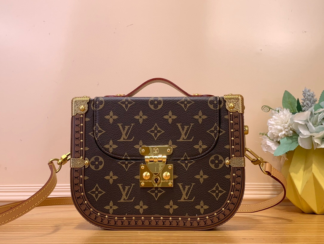 NO:552216,Top original order [MONTSOURIS TRUNK handbag] m15166 This Montsouris Trunk St handbag is made of Monogram canvas, with a rounded and close-fitting structure that highlights its elegant style. The flap design, spacious main compartment and top handle are inspired by men's messenger bags, and the detachable shoulder strap allows for flexible carrying. Dimensions 17 x 7 x 22 cm. 120121350 (height x width x length),19860909顶级原单【MONTSOURIS TRUNK 手袋】 m15166 本款 Montsouris Trunk St手袋取材 Monogram 帆布,以圆润贴身构型彰显优雅格调.翻盖设计、宽敞主隔层和顶部手柄道出男士邮差包的灵感启发,可拆卸肩带实现灵活背携. 尺寸17 x 7 x 22 厘米.120121350 (高 x 宽 x 长度),,Bag