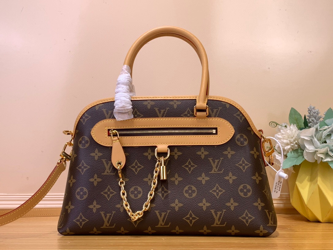 NO:552220,Top original list【Ever More M handbag】15208 This Ever More M draws on Parisian fashion style and is inspired by the smooth lines of the Alma Jh handbag. It is made of the iconic Monogram canvas and is decorated with decorative gold chains and cowhide strips. In addition, it is equipped with a removable shoulder strap, providing a variety of ways to carry it. The tote bag is designed both practical and refined, and also includes a removable Monogram pouch that can be used as an internal compartment or carried alone. Size 13.8 x 8.3 x 4.7cm.6017075 (length x height x width),,totes,cowhide19860909顶级原单【Ever More M 手袋】15208 这款Ever More M借鉴了巴黎时尚风格,灵感源自Alma Jh手袋的流畅线条.它采用标志性的Monogram帆布制成,并点缀了装饰性的金色链条和牛皮装饰条.此外,它还配备了一条可拆卸的肩带,提供了多种携带方式.这款托特包设计既实用又精致,还包含一个可拆卸的Monogram小袋,可以作为内部隔层使用,也可以单独携带. 尺寸13.8 x 8.3 x 4.7cm.6017075（长度x高度x宽度）,,totes,cowhide,Bag