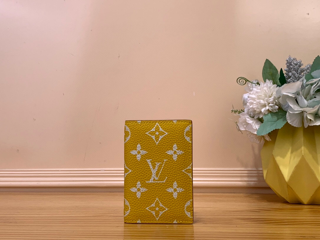 NO:552325,Top original list [Pocket Wallet] M61696 M26072 Yellow/White Silk Screen (9) This pocket wallet is made of Brushed Monogram Ms leather, which presents a faded Monogram print and made/day texture, greeting the leather saddle that denim has long used. It has card mezzanine, inner bag and back side outer bag. Size 7.5x11.1x 1 cm 1912026,19860909顶级原单【口袋钱夹】M61696 M26072黄色/ 白丝印（9） 本款口袋钱夹取材 Brushed Monogram Ms皮革,呈现褪色效果Monogram 印花和做/日质感,致意牛仔长期使用的皮革马鞍.设有卡片夹层、内袋和后侧外袋. 尺寸7.5x11.1x 1厘米 1912026,,Bag