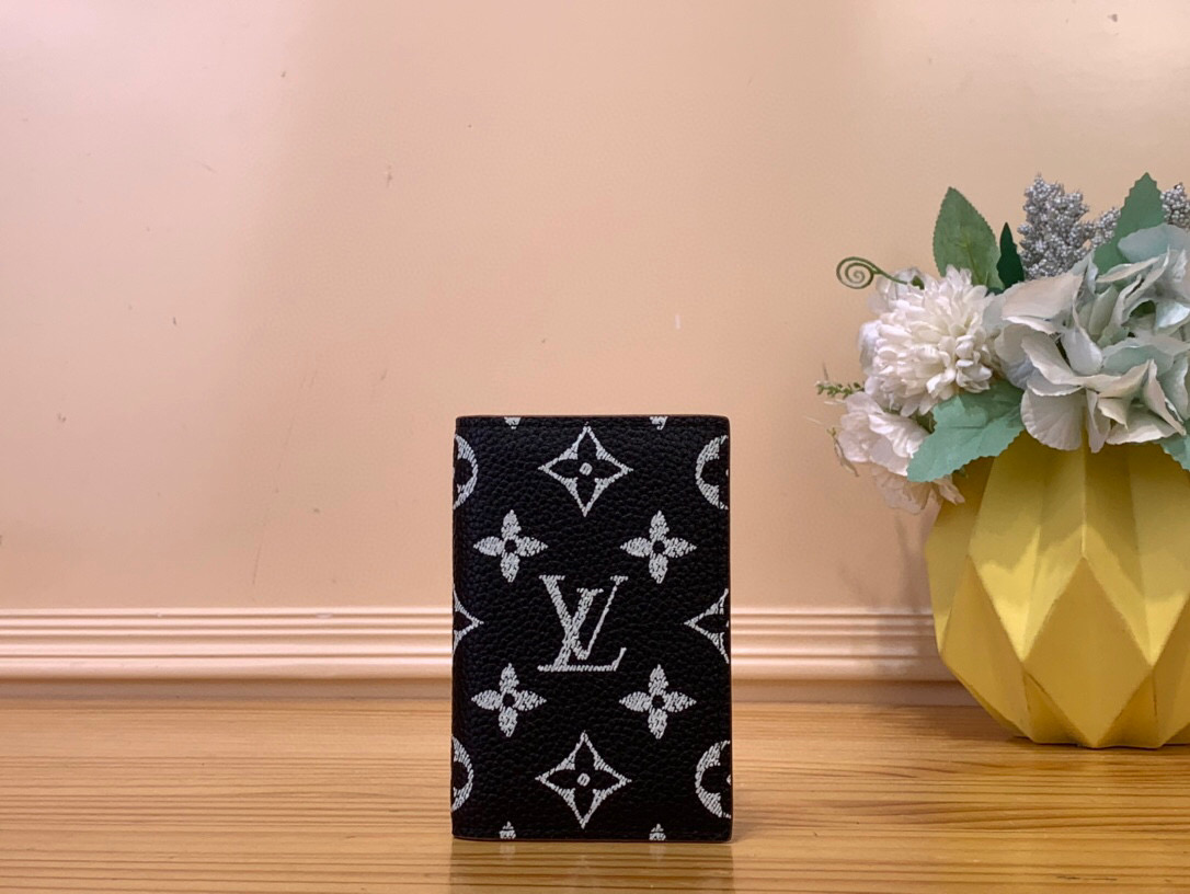 NO:552323,Top original item [Pocket Wallet] M61696 M26072 royal blue/white silk screen (9) This pocket wallet is made of Brushed Monogram Ms leather, showing a faded Monogram print and a Japanese texture, paying tribute to the leather saddle used by cowboys for a long time. It has a card compartment, an inner pocket and a rear outer pocket. Size 7.5x11.1x 1 cm 1912026,19860909顶级原单【口袋钱夹】M61696 M26072宝蓝色/ 白丝印（9） 本款口袋钱夹取材 Brushed Monogram Ms皮革,呈现褪色效果Monogram 印花和做/日质感,致意牛仔长期使用的皮革马鞍.设有卡片夹层、内袋和后侧外袋. 尺寸7.5x11.1x 1厘米 1912026,,Bag