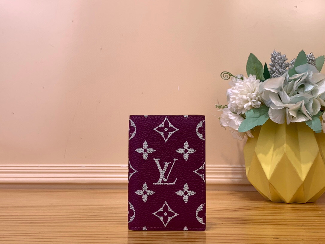 NO:552321,Top original order [Pocket Wallet] M61696 M26072 Purple/White Silk Screen (9) This pocket wallet is made of Brushed Monogram Ms leather, showing a faded Monogram print and a made/dated texture, paying tribute to the leather saddles used by cowboys for a long time. It has a card compartment, an inner pocket and a rear outer pocket. Size 7.5x11.1x 1 cm 1912026,19860909顶级原单【口袋钱夹】M61696 M26072紫色/ 白丝印（9） 本款口袋钱夹取材 Brushed Monogram Ms皮革,呈现褪色效果Monogram 印花和做/日质感,致意牛仔长期使用的皮革马鞍.设有卡片夹层、内袋和后侧外袋. 尺寸7.5x11.1x 1厘米 1912026,,Bag