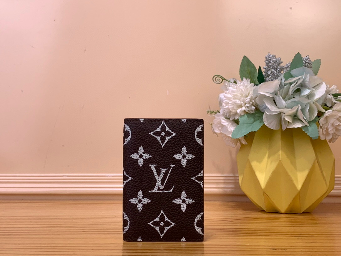 NO:552319,Top original item [Pocket Wallet] M61696 M26072 royal blue/white silk screen (9) This pocket wallet is made of Brushed Monogram Ms leather, showing a faded Monogram print and a Japanese texture, paying tribute to the leather saddle used by cowboys for a long time. It has a card compartment, an inner pocket and a rear outer pocket. Size 7.5x11.1x 1 cm 1912026,19860909顶级原单【口袋钱夹】M61696 M26072宝蓝色/ 白丝印（9） 本款口袋钱夹取材 Brushed Monogram Ms皮革,呈现褪色效果Monogram 印花和做/日质感,致意牛仔长期使用的皮革马鞍.设有卡片夹层、内袋和后侧外袋. 尺寸7.5x11.1x 1厘米 1912026,,Bag