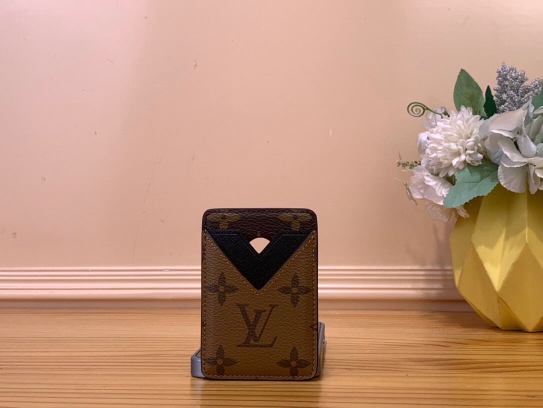 NO:552229,Top original order [orte-Cartes Magnet] m25654 Yellow Flower The classic orte Cartes Magnet ms is reimagined in Monogram Reverse canvas with a contrasting cowhide lining. This compact accessory is both stylish and functional, with two slots to store credit cards and travel cards. The functional design features integrated magnets that connect to any smartphone equipped with MagSafe technology. Dimensions 6.5 x 9.5 x 0.5 cm.2013026 (length x height x width),,versace,cartier,cowhide19860909顶级原单【orte-Cartes Magnet】m25654 黄花 经典的orte Cartes Magnet ms在Monogram Reverse帆布中重新想象,配有对比鲜明的牛皮衬里.这款小巧的配件既时尚又实用,配有两个插槽,可以存放信用卡和旅行卡.功能設計具有整合磁鐵,可連線到任何配備MagSafe技術的智慧手機上. 尺寸6.5 x 9.5 x 0.5厘米.2013026（长度x高度x宽度）,,versace,cartier,cowhide,Bag