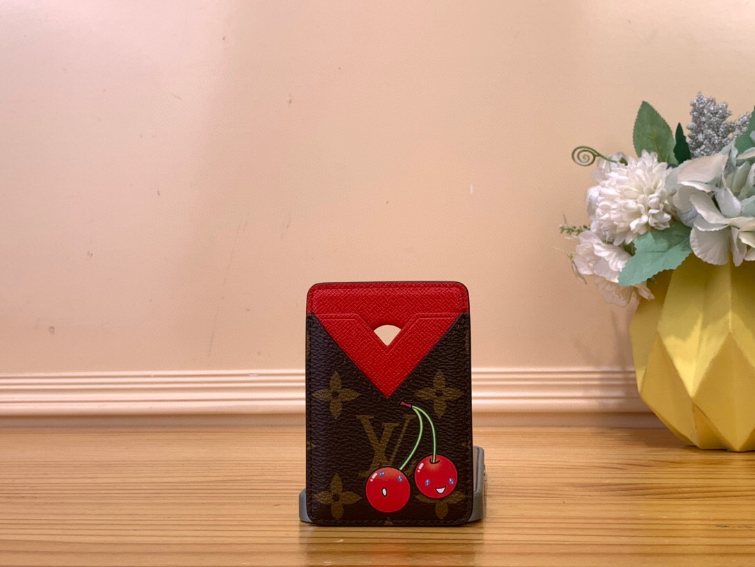 NO:552228,Top original list [LV x TM MAGNET card clip] M14562 cherry This Magnet Ms card clip is made of classic Monogram coated canvas. It is equipped with a built-in magnetic design and can easily absorb mobile phones equipped with MagSafe magnetic technology. The cherry pattern highlights the agility of Louis Vuitton x Takashi Murakami replica series, and the finishing touch of the Mingli card mezzanine. Size 9.5 x 0.5 x 6.5 cm 2013036,,louis vuitton,louis vuitton19860909顶级原单【LV x TM MAGNET 卡夹】M14562 樱桃 本款 Magnet Ms卡夹取材品牌经典 Monogram 涂层帆布,以内置磁性设计轻松吸附配备 MagSafe 磁吸技术的手机.樱桃图案彰显路易威登 x 村上隆复刻系列的灵动格调,明丽卡片夹层点睛细节. 尺寸9.5 x 0.5 x 6.5 厘米 2013036,,louis vuitton,louis vuitton,Bag