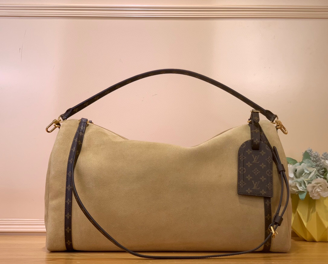 NO:552235,Top original order [EXRESS large handbag] m26451 apricot m26037 black Exress Travel St large handbag is made of soft cow leather and Monogram Ys fabric lining to create a soft structure, showing Nicolas Ghesquière's modern interpretation of the Keeall handbag. The ample space combined with flexible carrying methods makes it an ideal choice for urban travelers. Dimensions 20 x 27 x 45 cm  901981000 (height x width x length),,cowhide19860909顶级原单【EXRESS 大号手袋】 m26451 杏色 m26037 黑色 Exress Travel St 大号手袋以柔软牛皮革和 Monogram Ys织物内衬塑造柔美构型,展现 Nicolas Ghesquière 对 Keeall 手袋的摩登演绎.充裕空间结合灵活背携方式,成就都市旅行者的理想之选. 尺寸20 x 27 x 45 厘米 901981000 (高 x 宽 x 长度),,cowhide,Bag